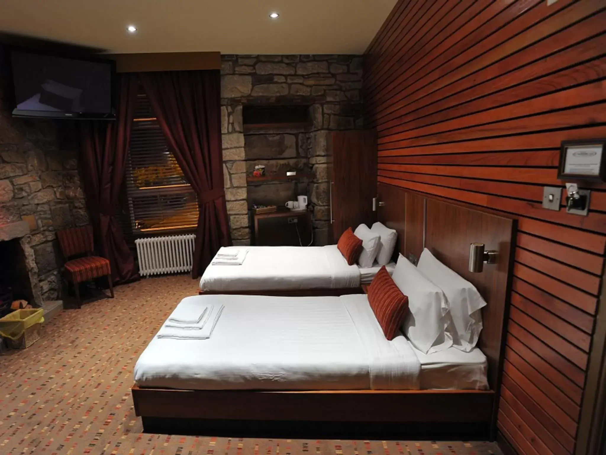 Photo of the whole room, Bed in The Commercial Hotel