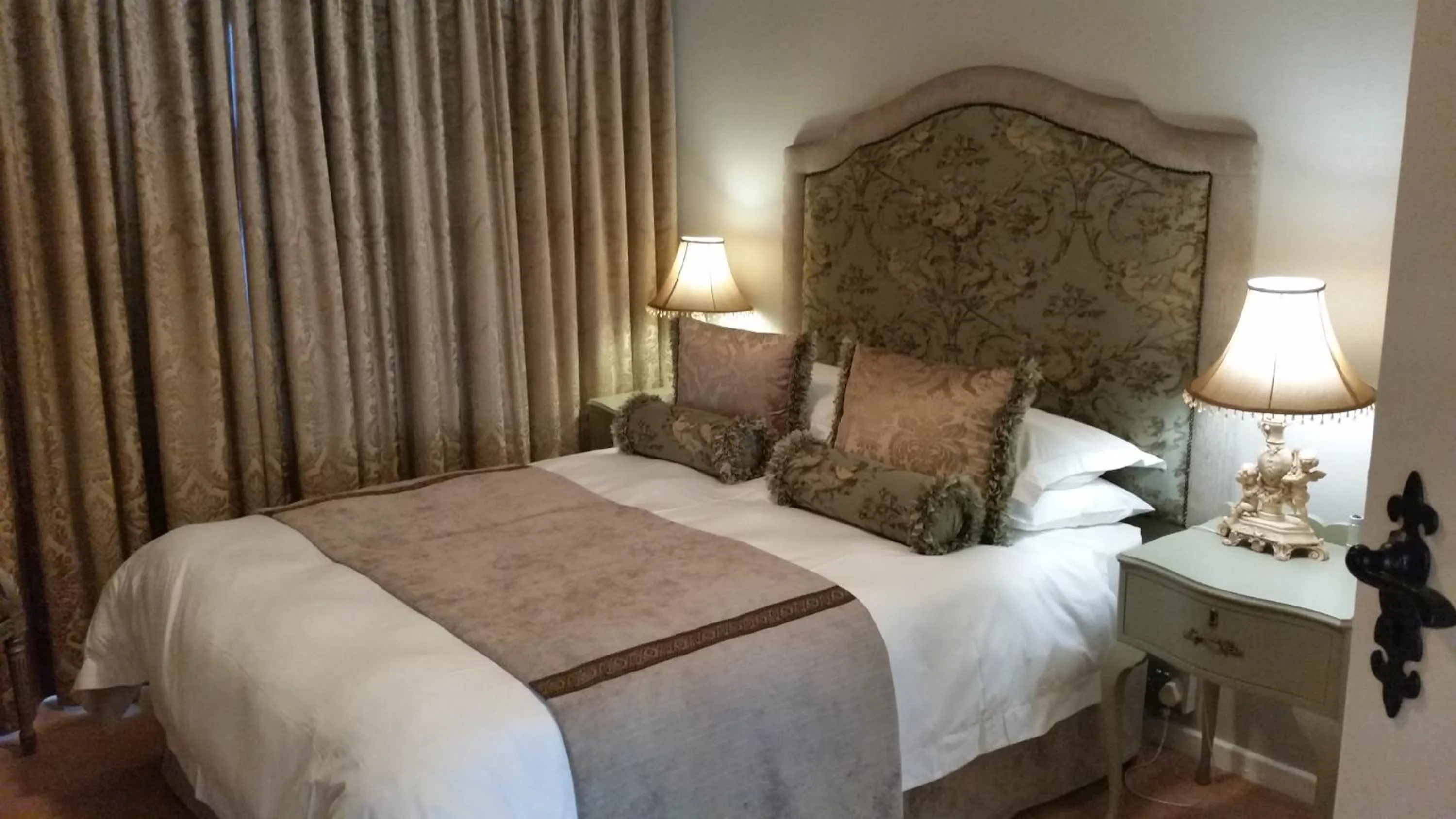 Bedroom, Bed in Royal Ridge Guesthouse