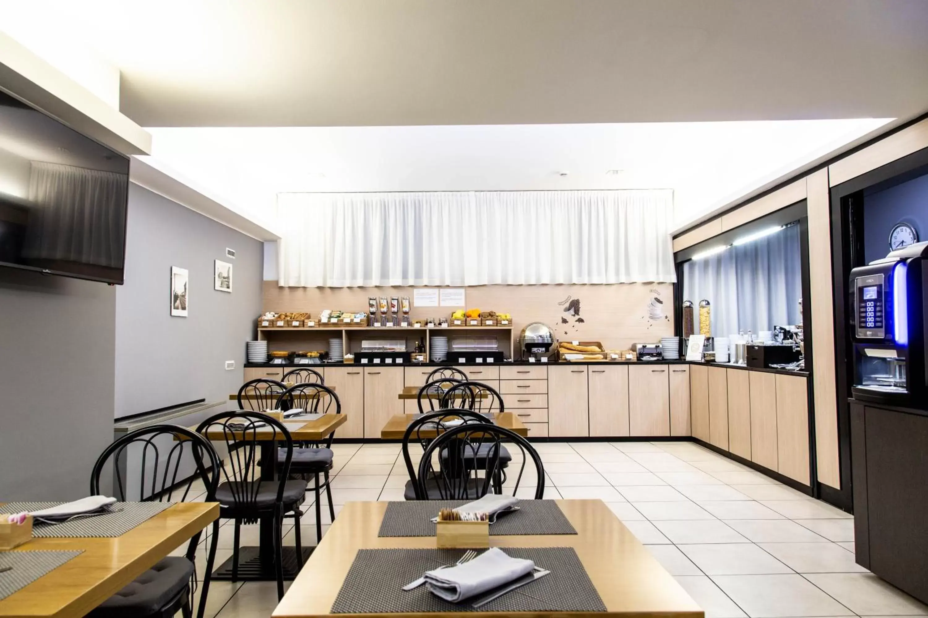 Kitchen or kitchenette, Restaurant/Places to Eat in Hotel Berlino
