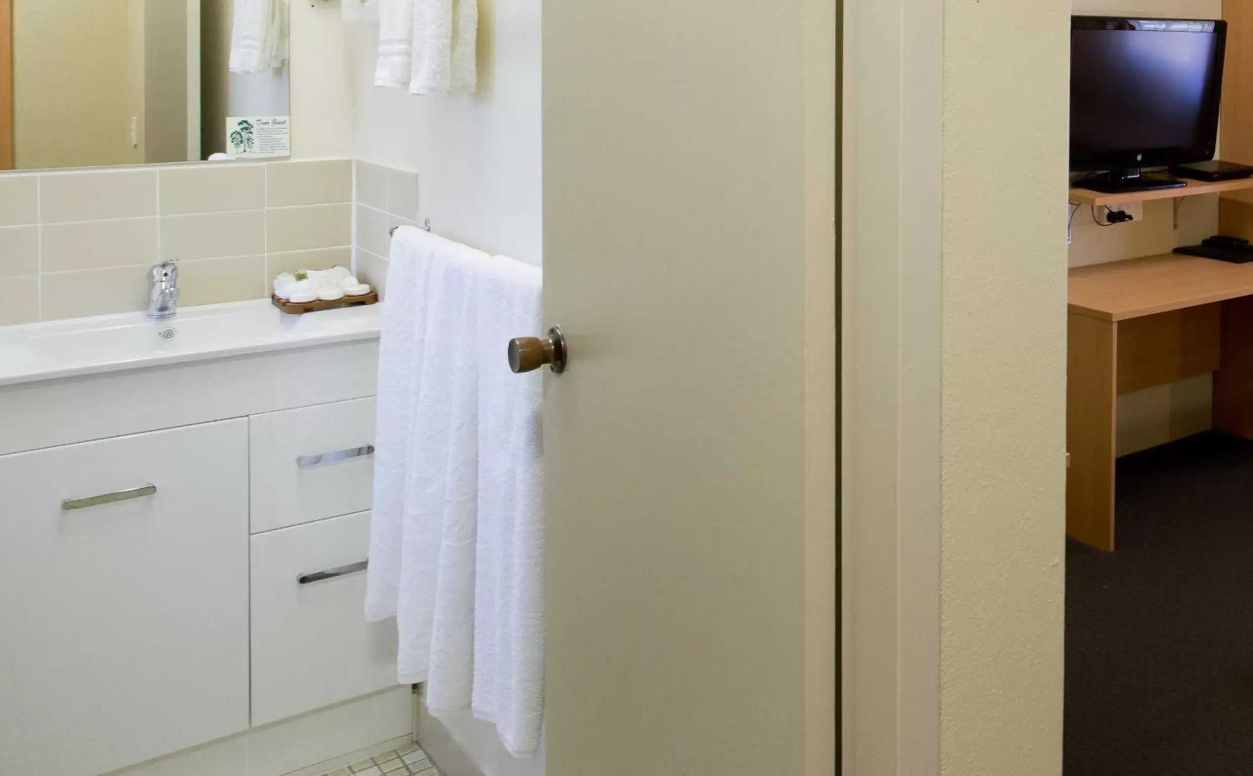 Bathroom in Hideaway Motor Inn