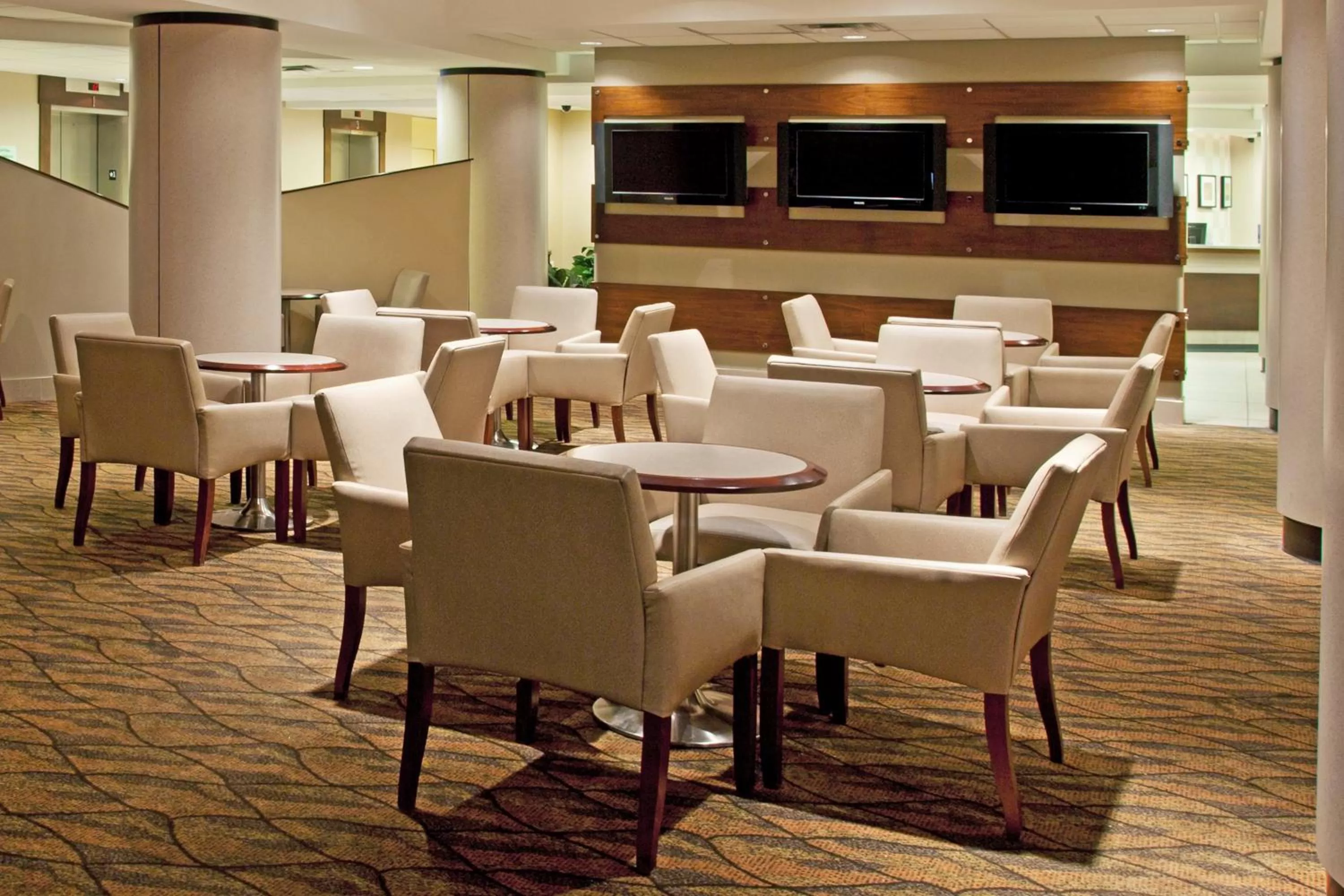 Lounge or bar in Holiday Inn Columbus Dwtn-Capitol Square by IHG