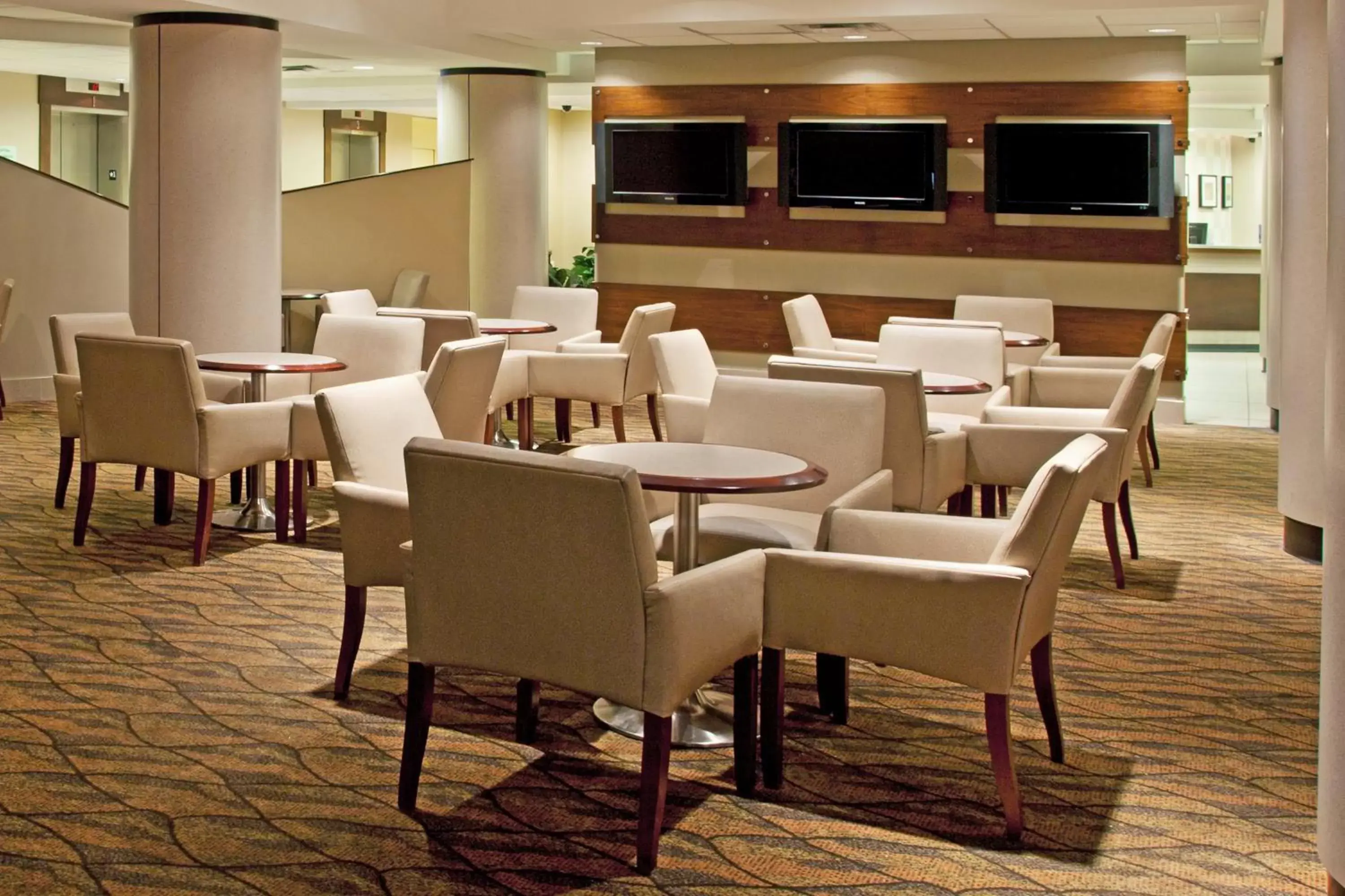 Lounge or bar, Restaurant/Places to Eat in Holiday Inn Columbus Dwtn-Capitol Square, an IHG Hotel