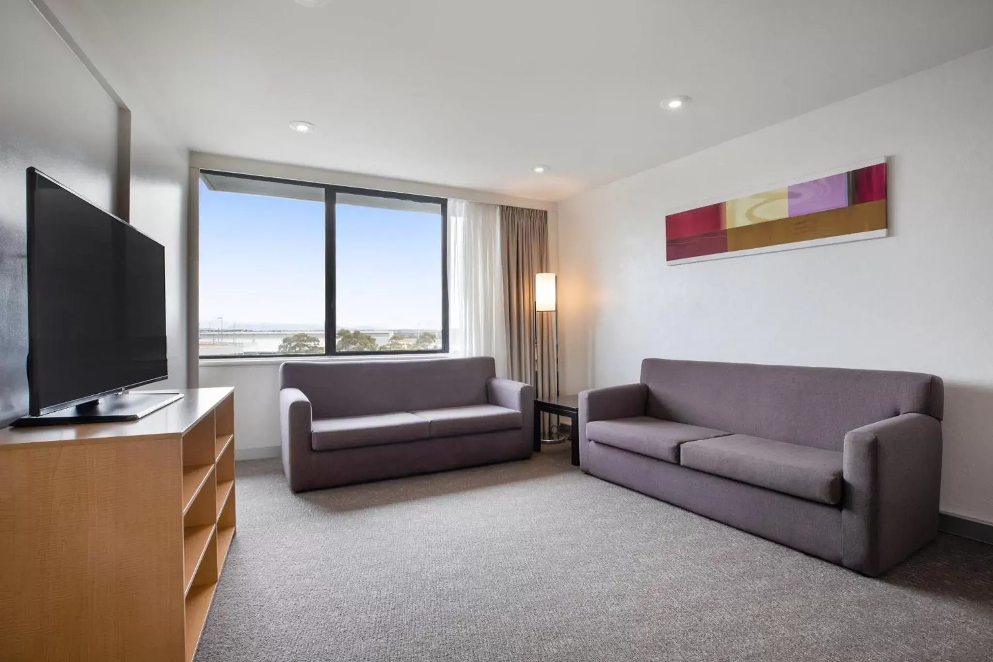 Bedroom, Seating Area in Holiday Inn Melbourne Airport, an IHG Hotel