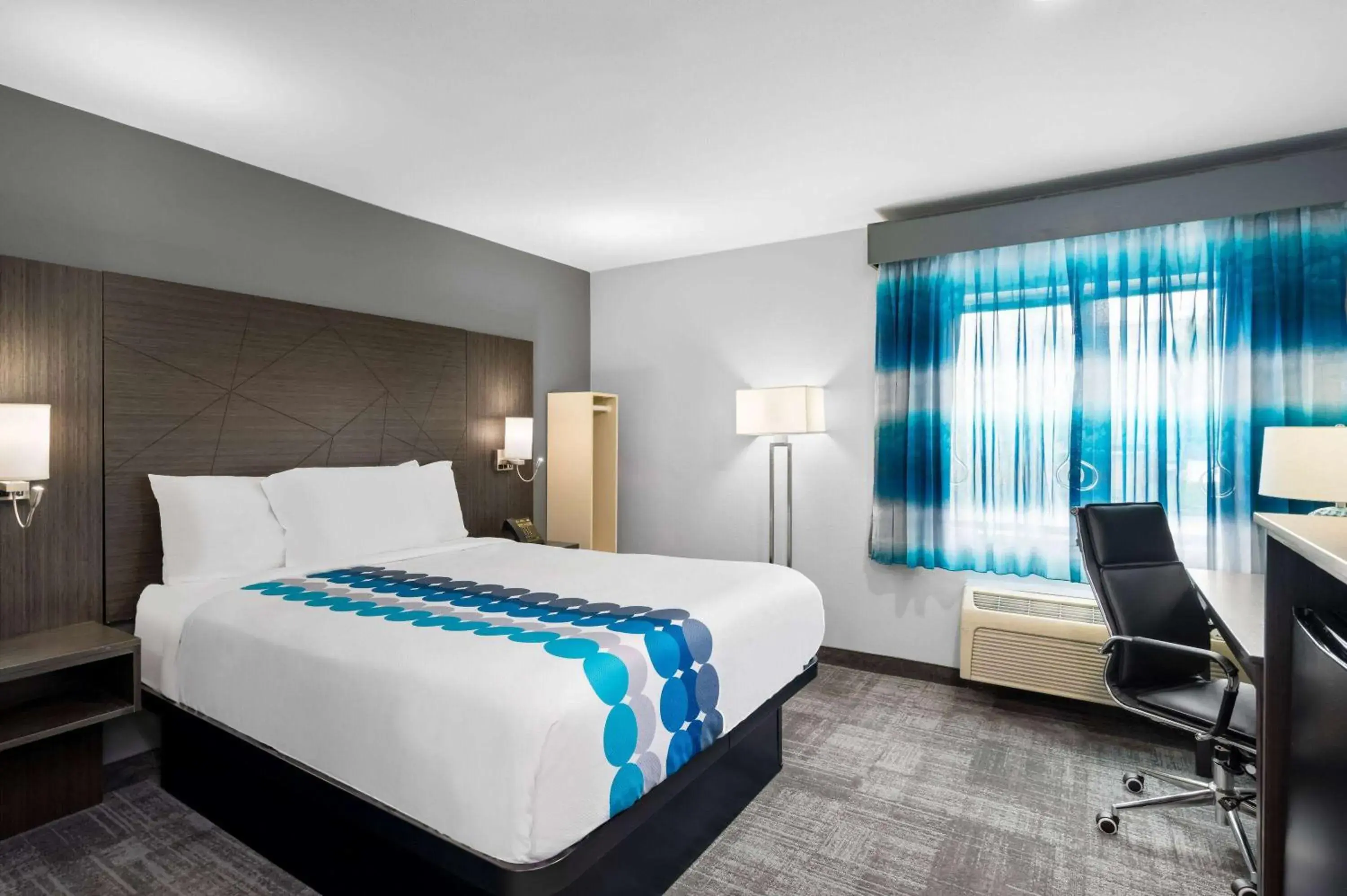 Photo of the whole room, Bed in La Quinta Inn by Wyndham Indianapolis Airport Executive Dr