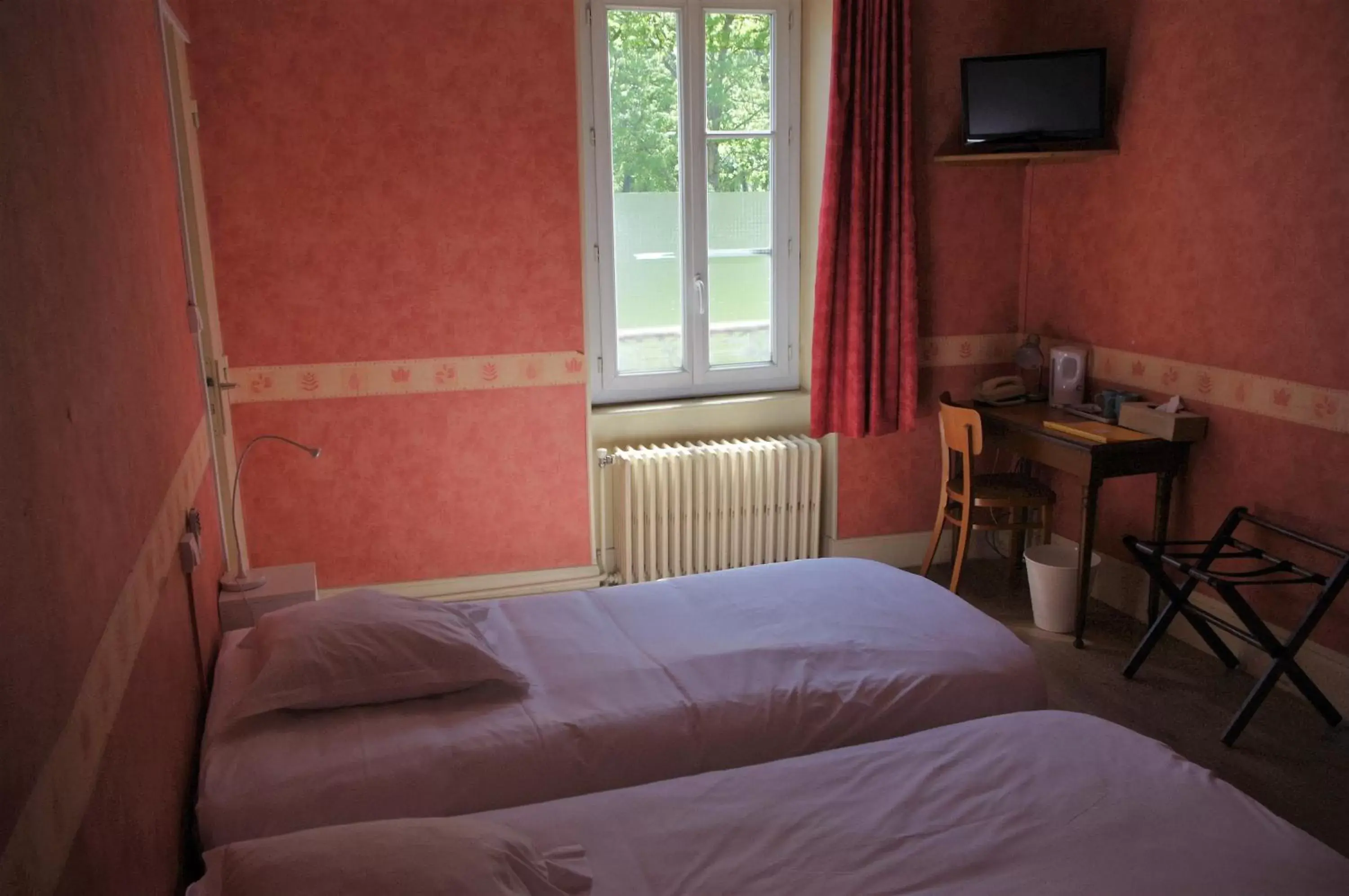 Photo of the whole room, Bed in Hôtel de Verdun