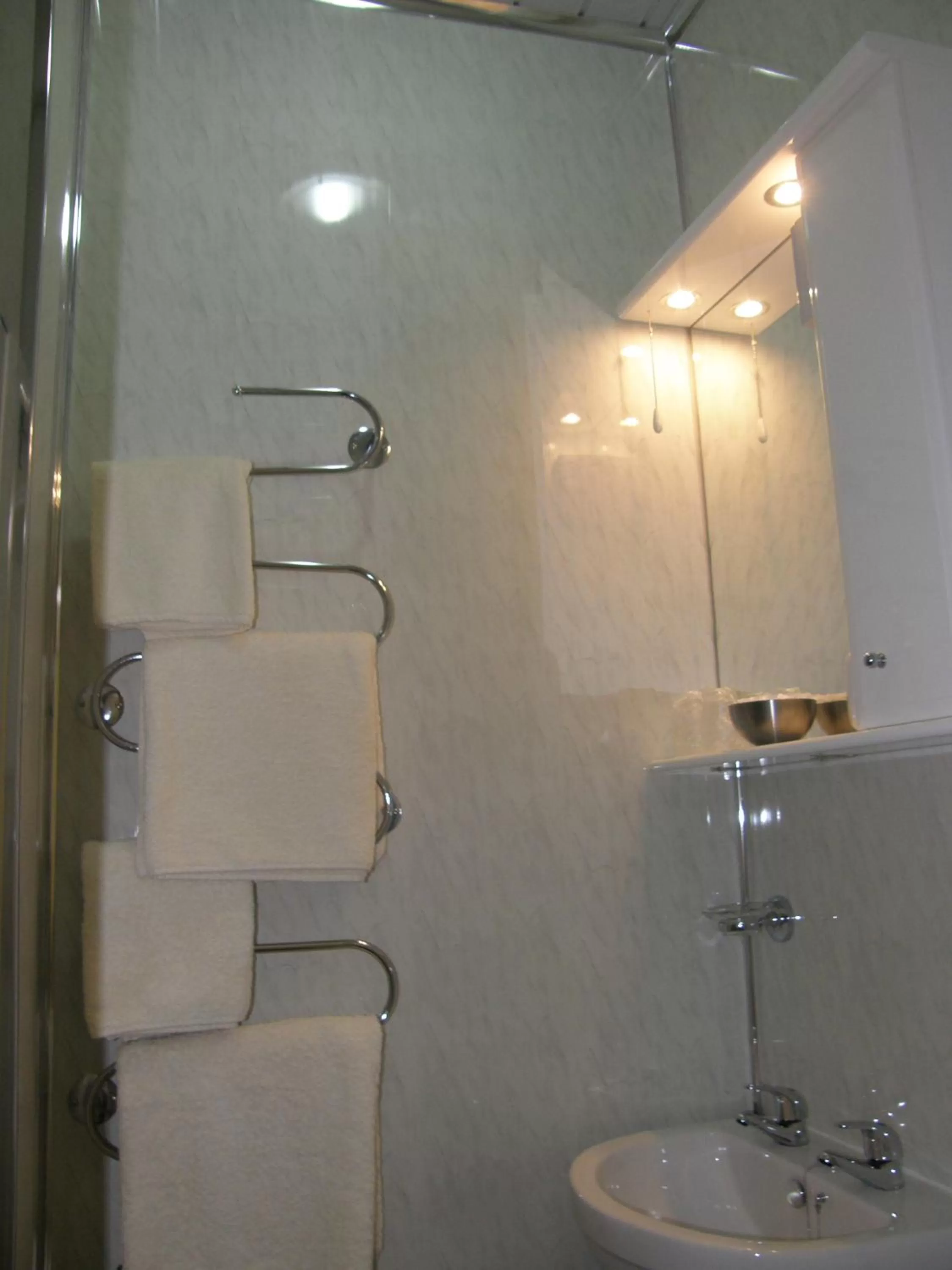 Bathroom in Kingswinford Guest House