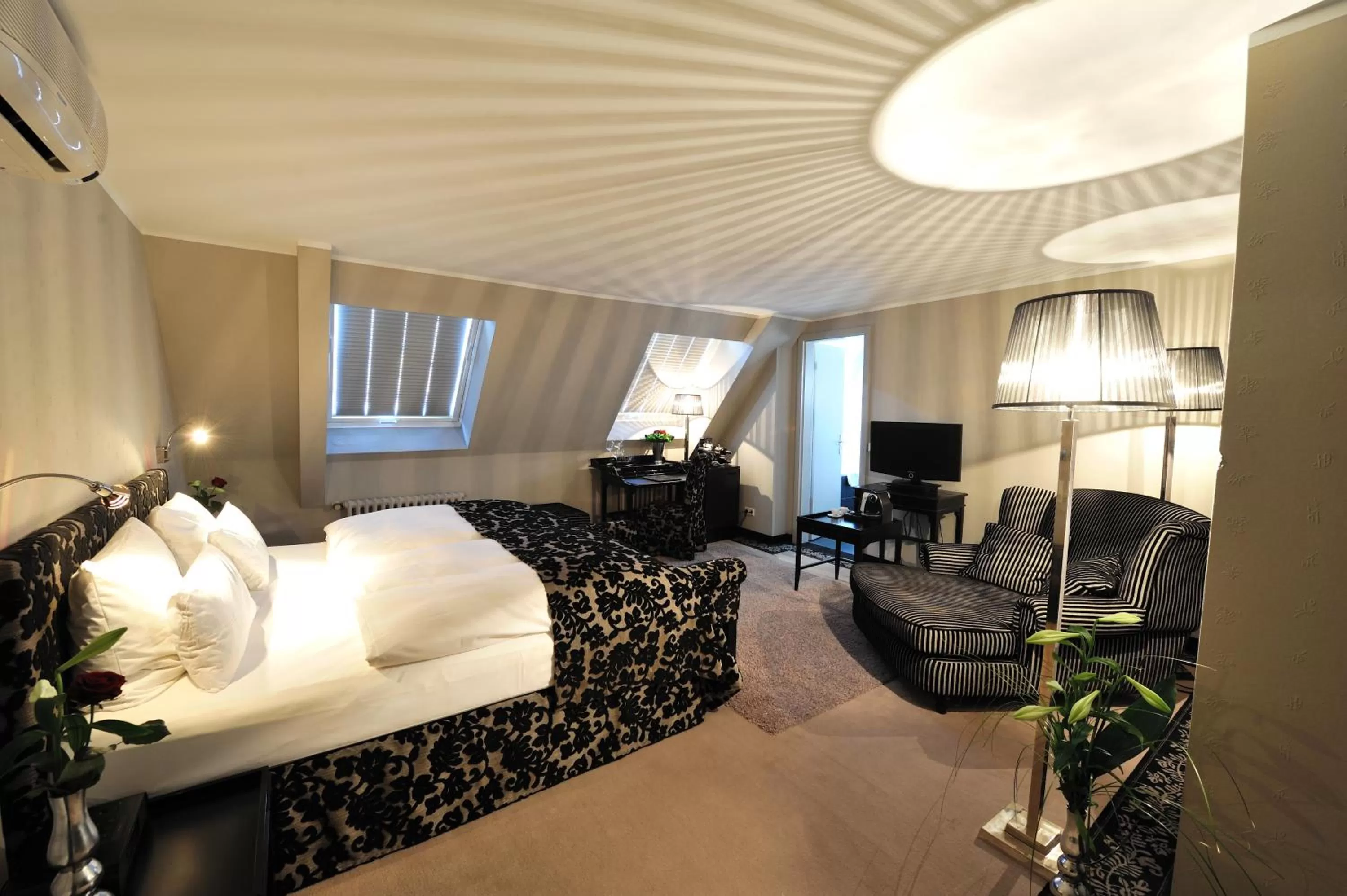 Photo of the whole room, Bed in Stage47