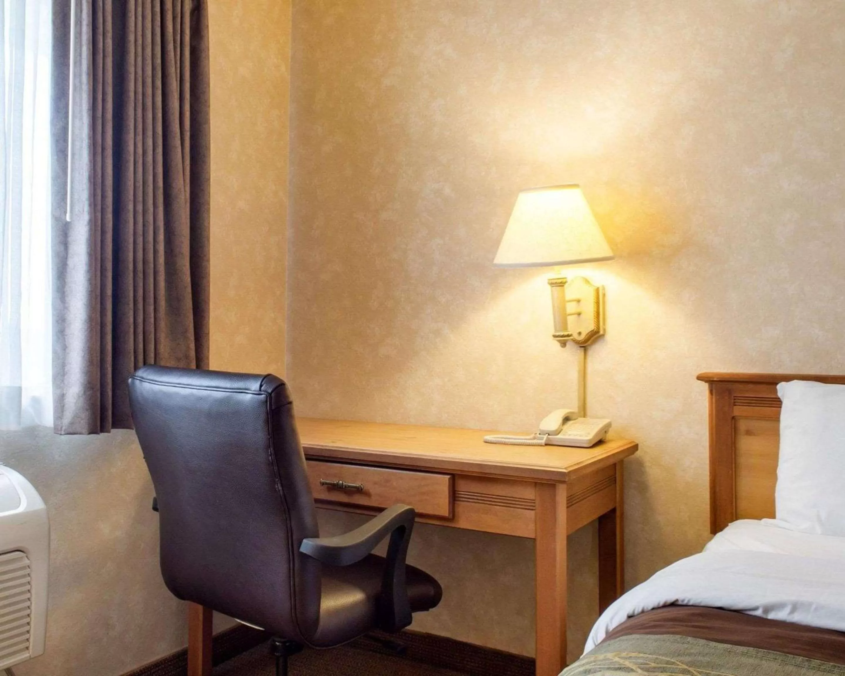 Photo of the whole room, Bed in Quality Inn