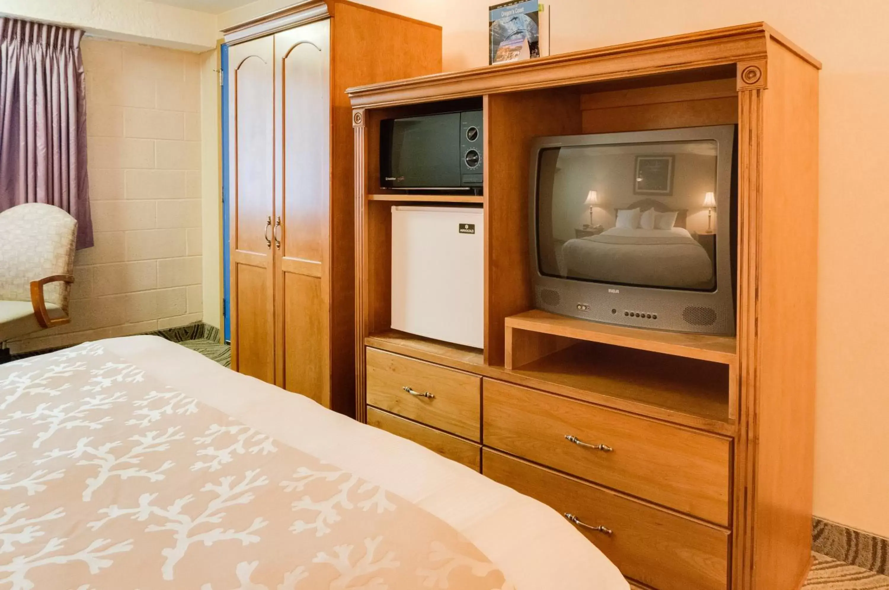 TV and multimedia, TV/Entertainment Center in Shilo Inn Suites Seaside Oceanfront