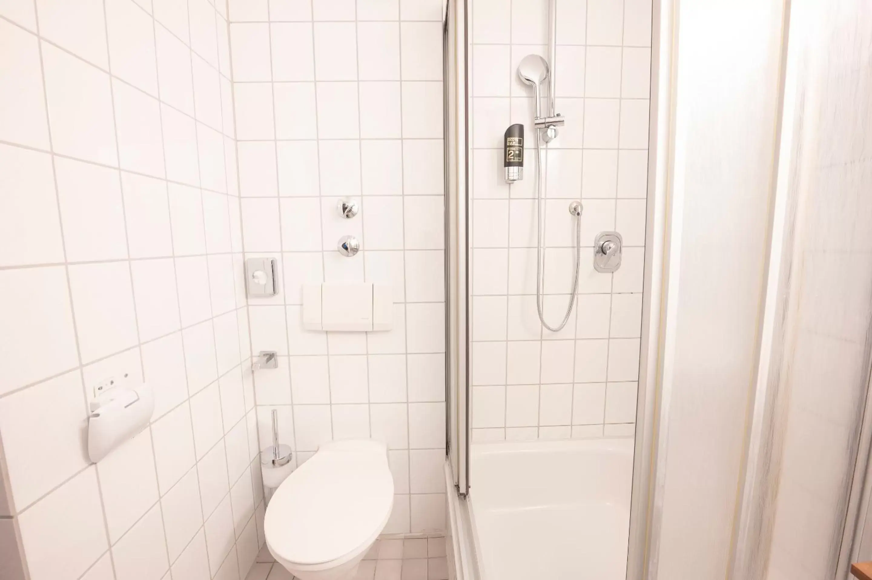 Shower, Bathroom in Hotel Astoria am Urachplatz
