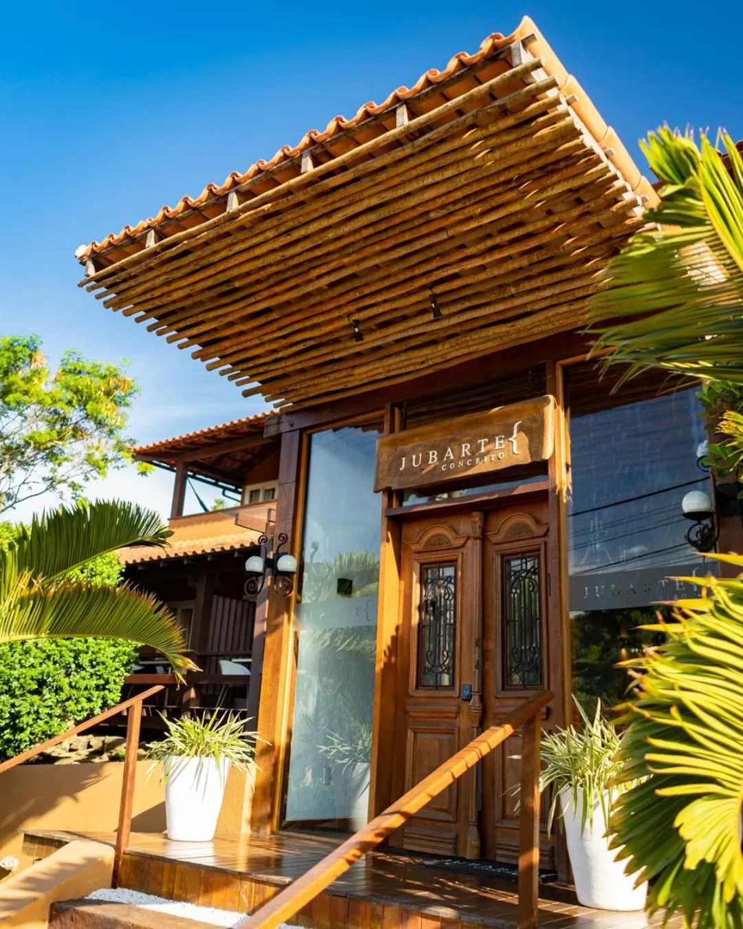 Property building in Jubarte Hotel by Insólito