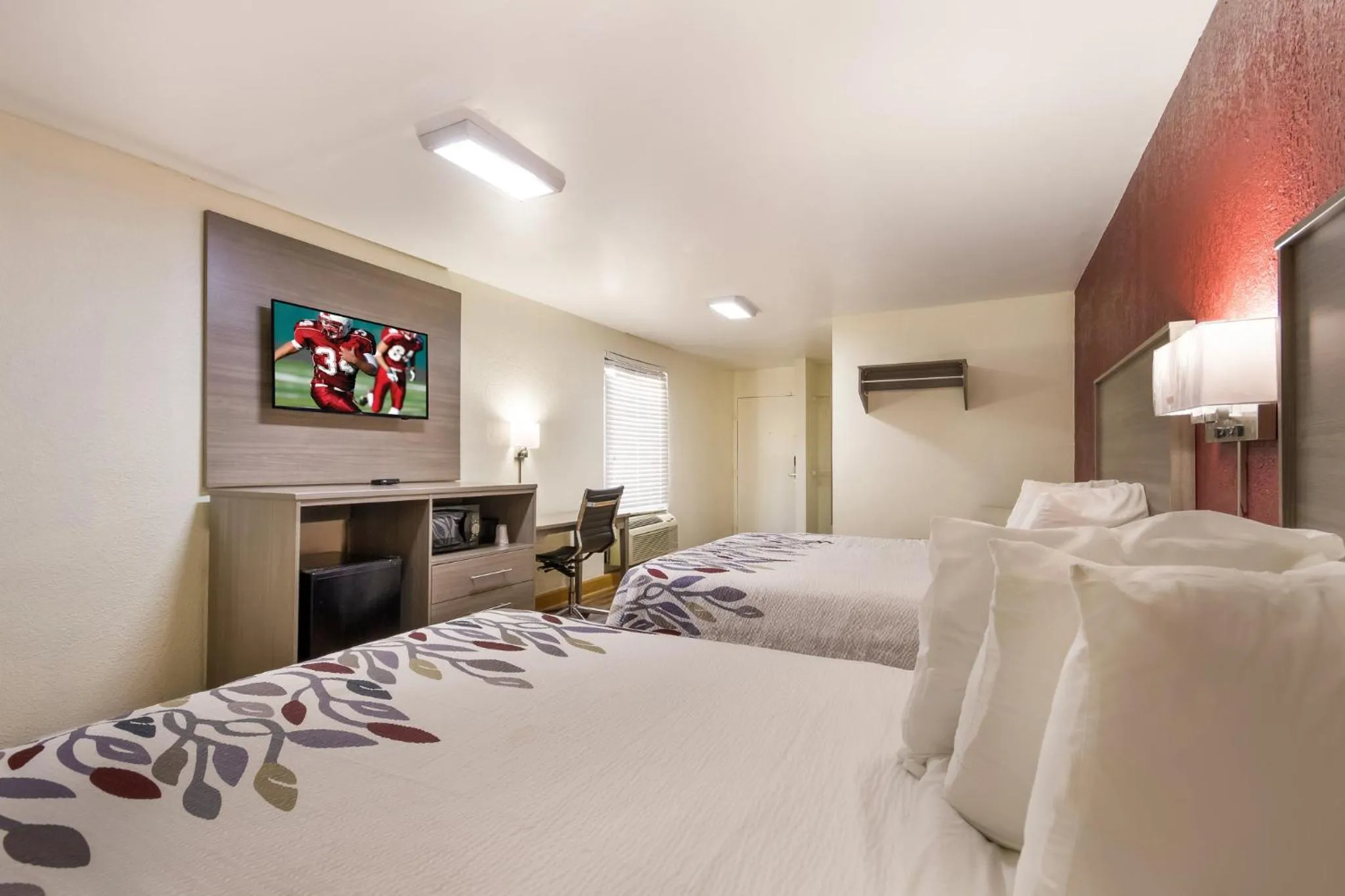 Photo of the whole room, Bed in Red Roof Inn Crestview