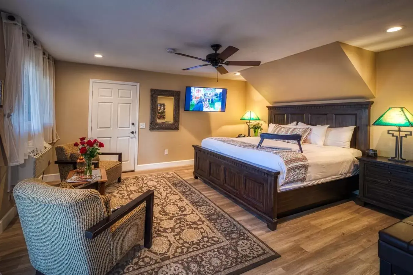 Bed in Lantern Light Inn - Romantic Getaway Bed in Lantern Light Inn - Romantic Getaway