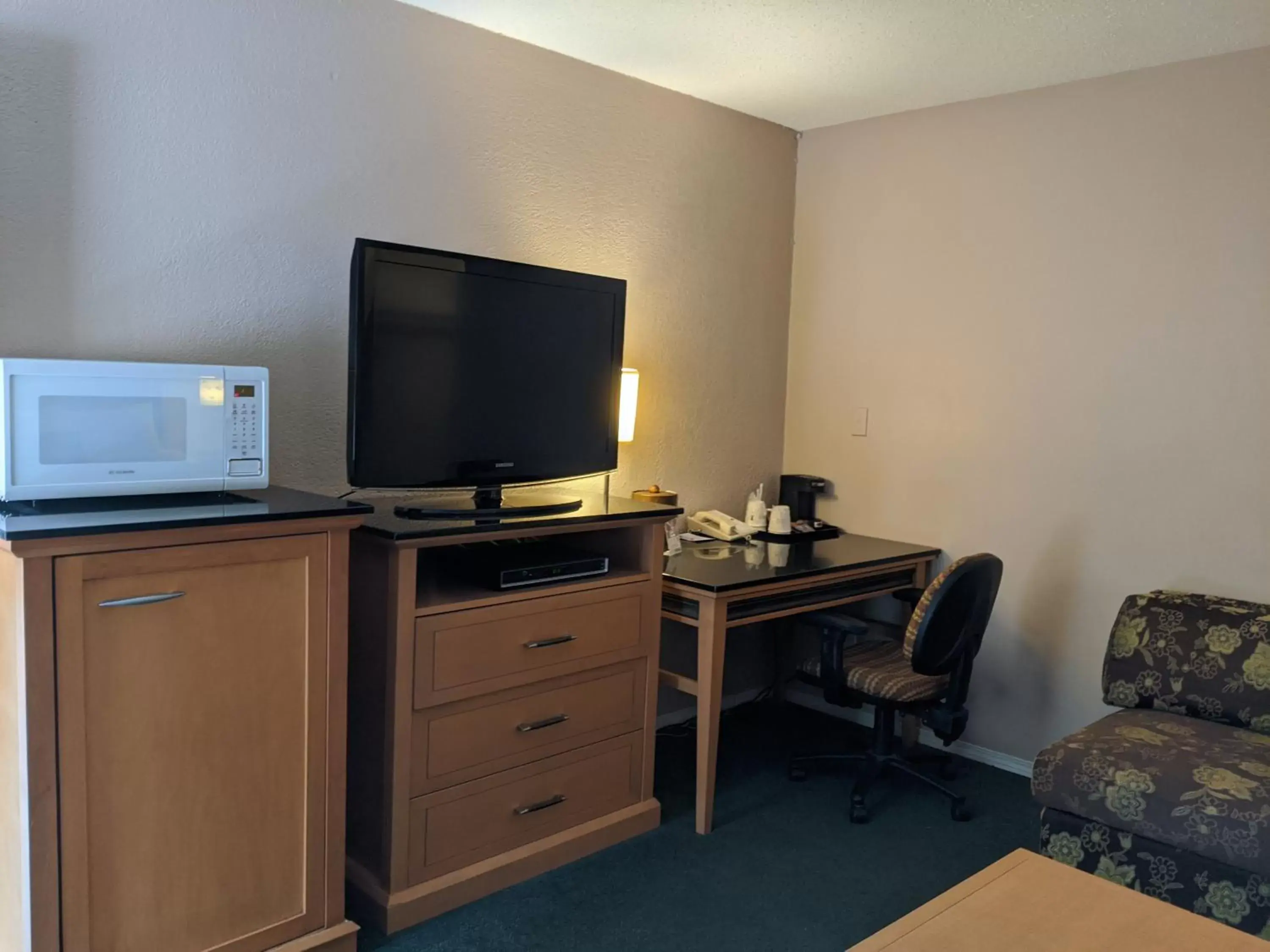 Other, TV/Entertainment Center in Howard Johnson by Wyndham Downtown Kamloops