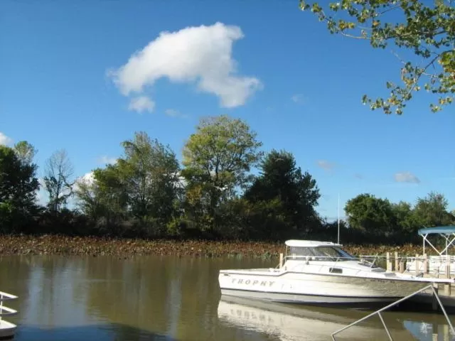 Area and facilities in White Caps Motel and RV Park