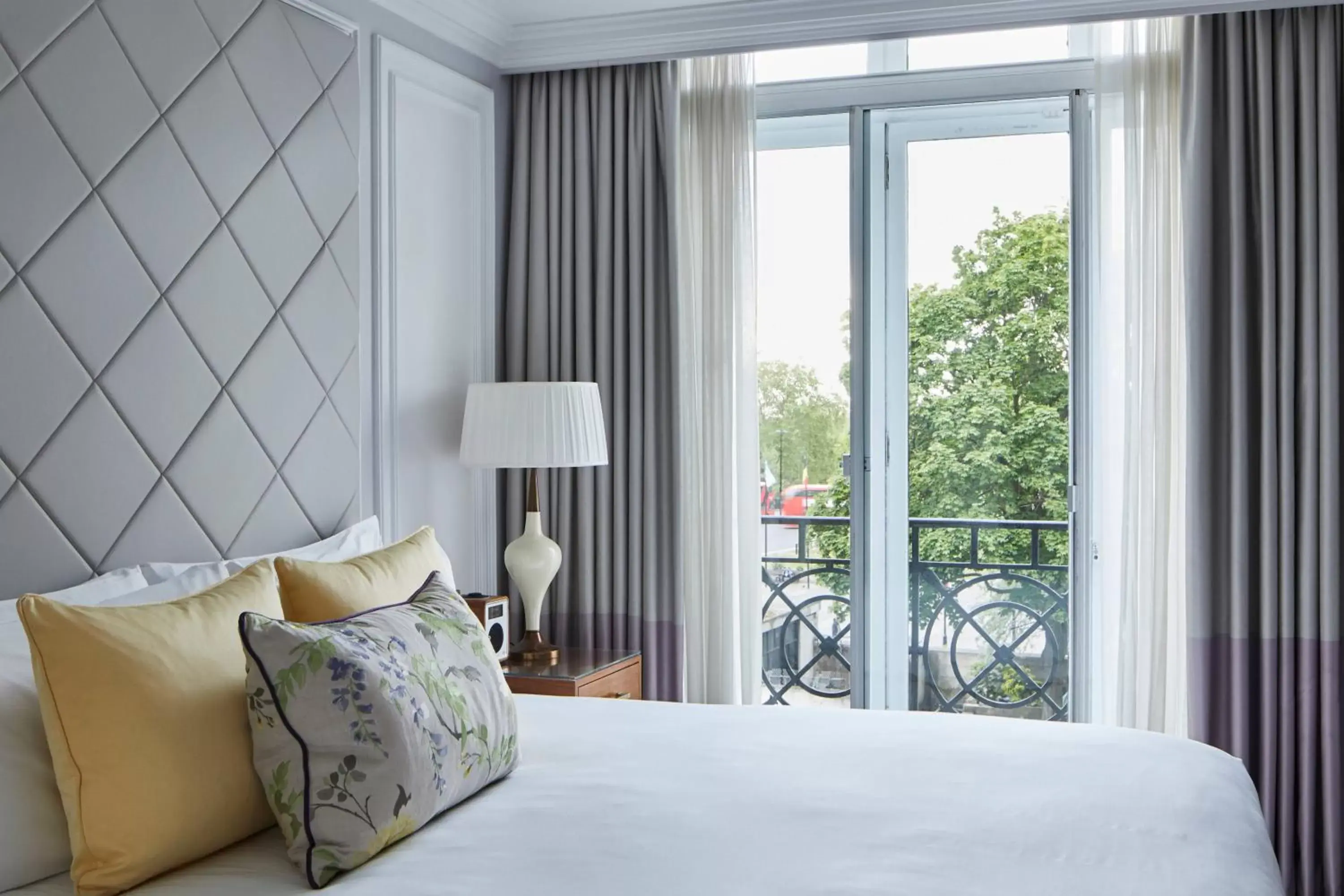 Bedroom, Bed in London Marriott Hotel Park Lane
