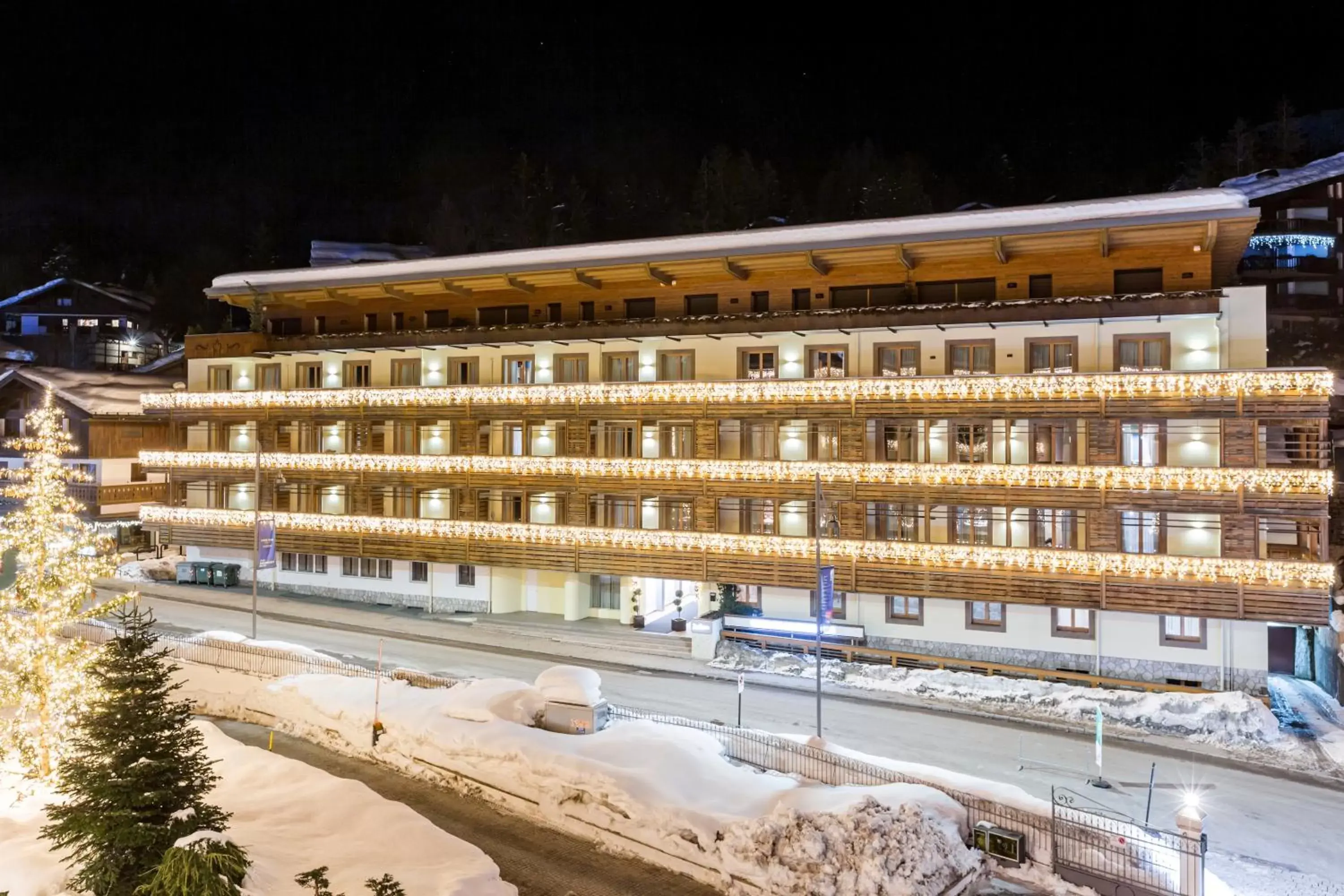 Property building, Winter in Radisson Residences Savoia Palace Cortina d’Ampezzo