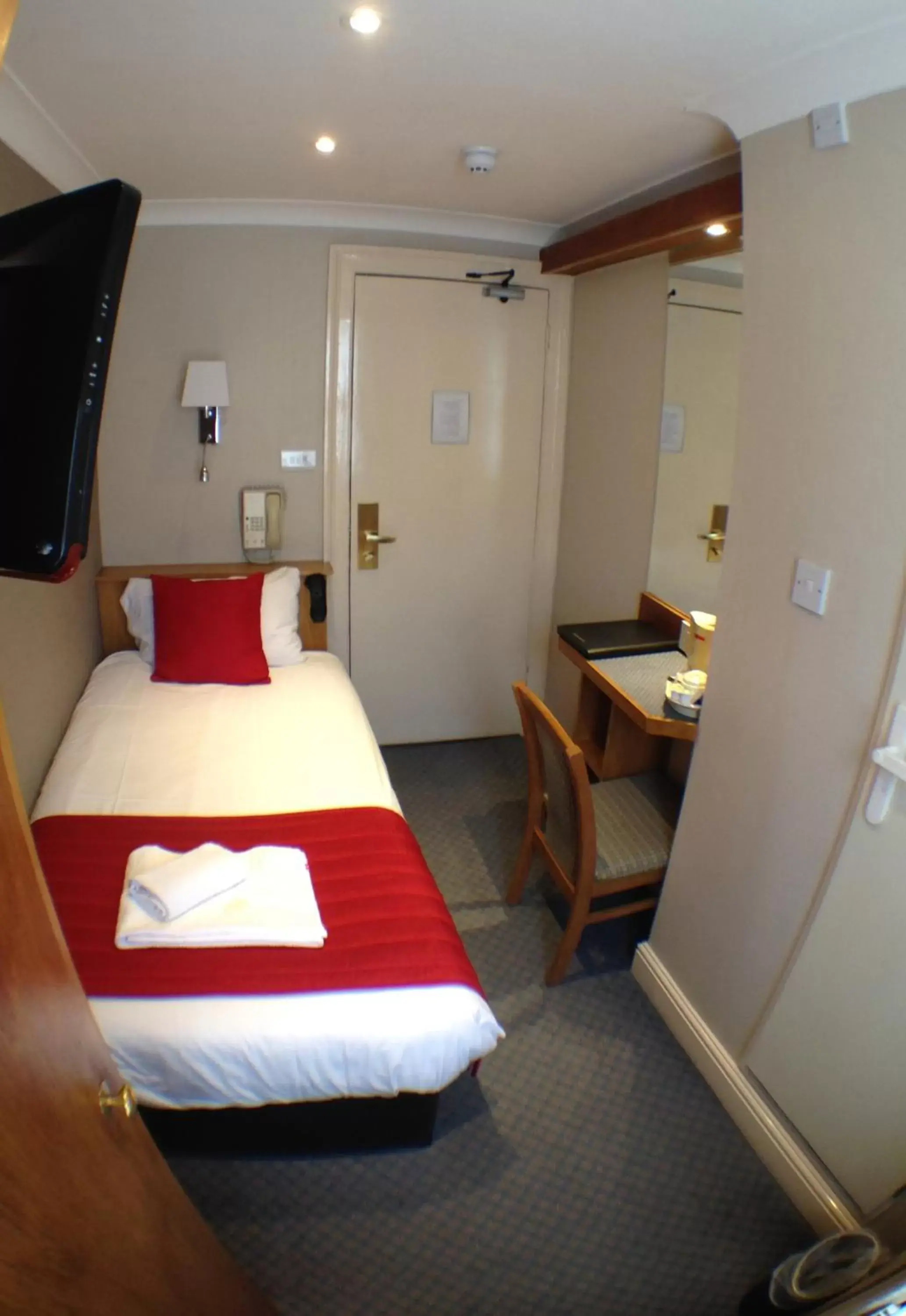 Photo of the whole room, Bed in Columbus Hotel