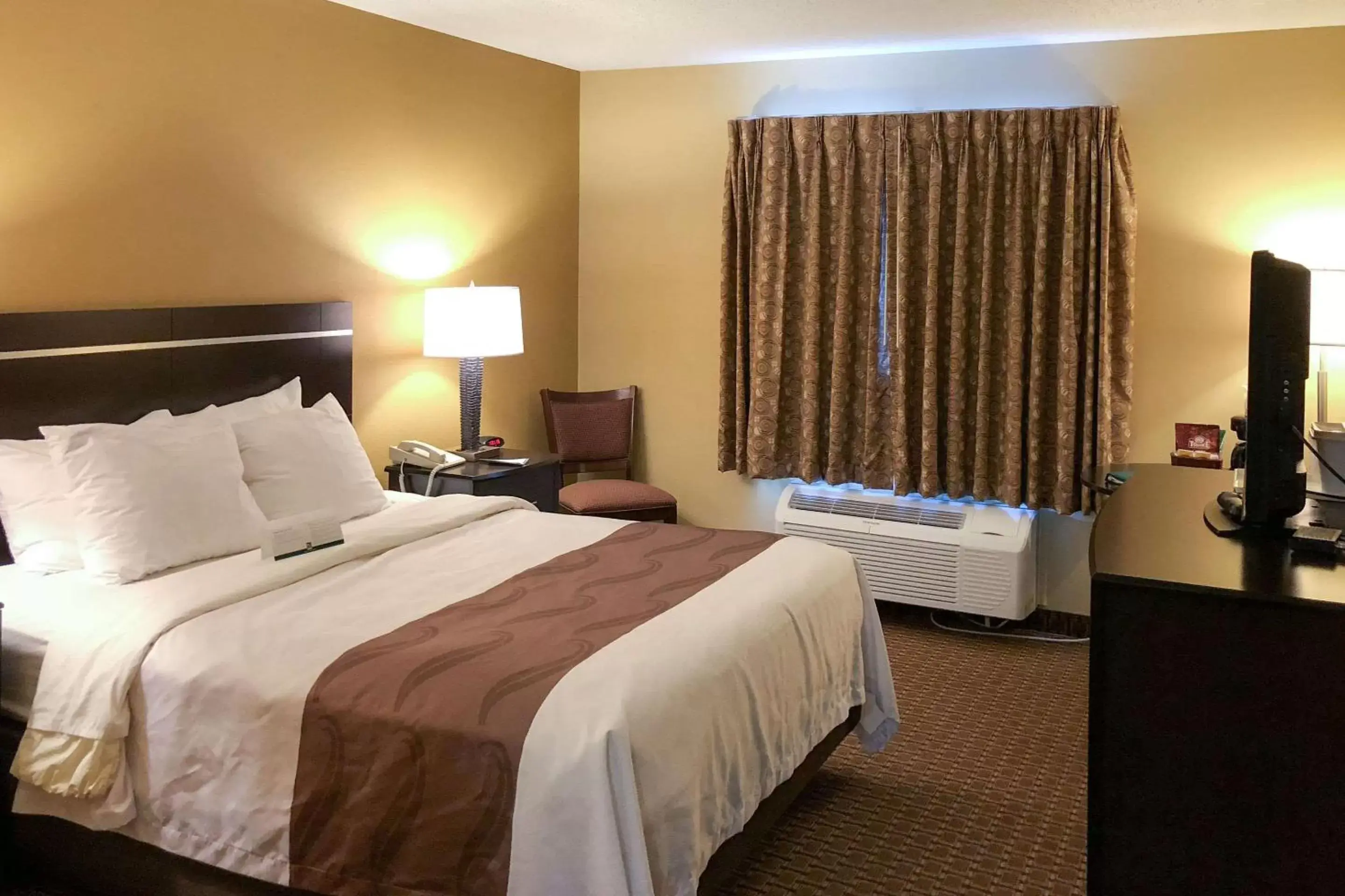 Photo of the whole room, Bed in Quality Inn & Suites Sun Prairie Madison East