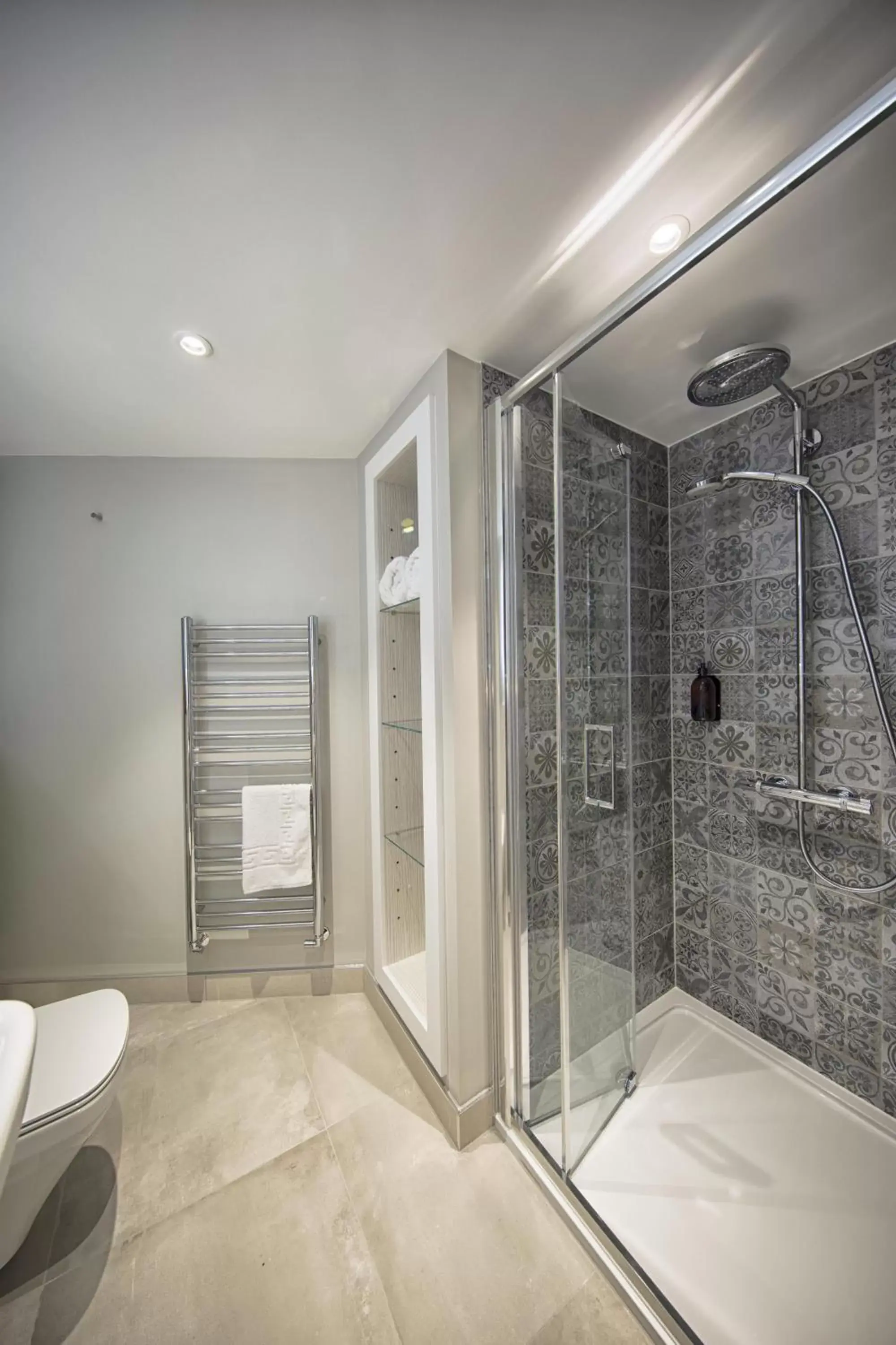 Shower, Bathroom in The Swan Inn
