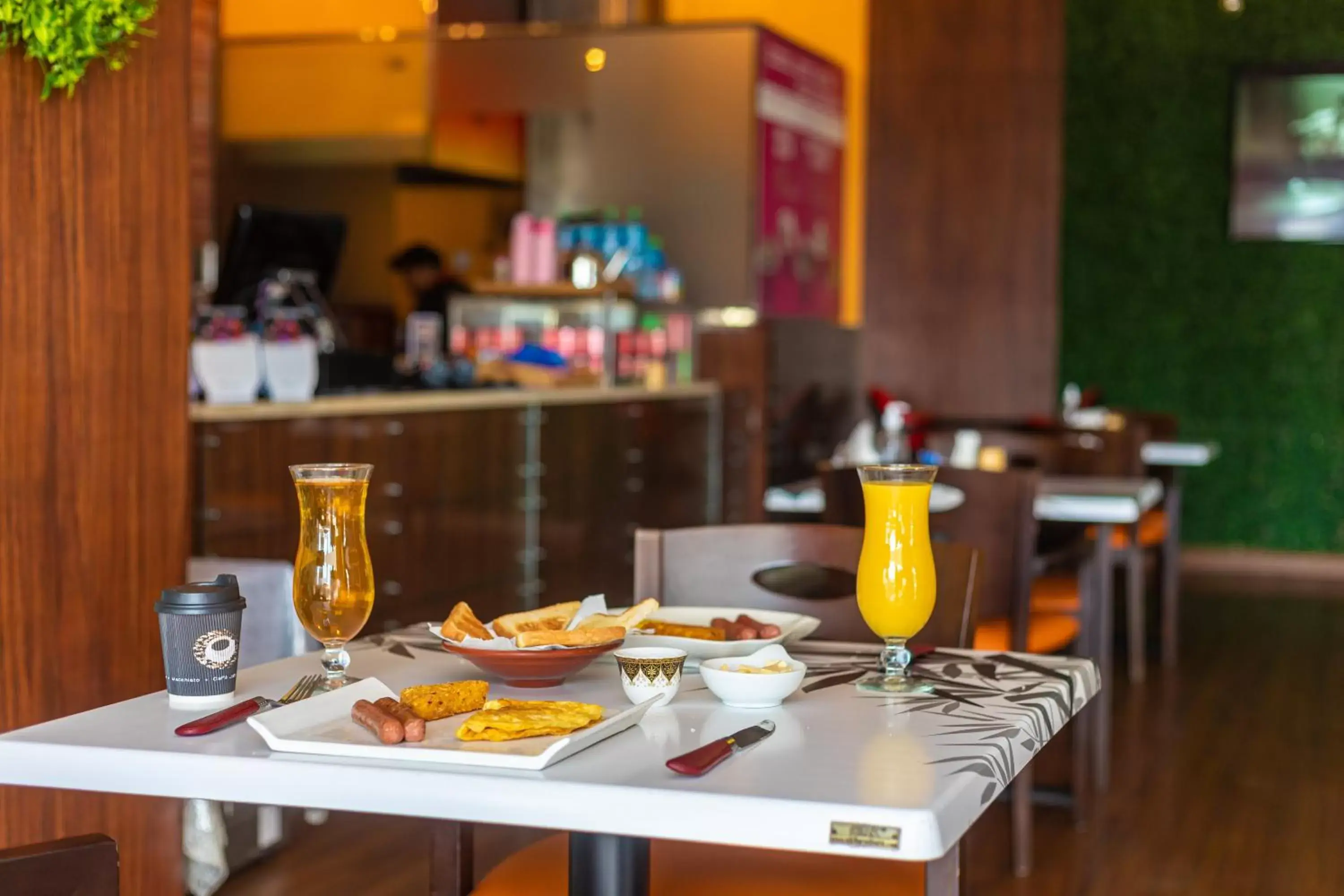 Restaurant/Places to Eat in Auris Boutique Hotel Apartments - AlBarsha