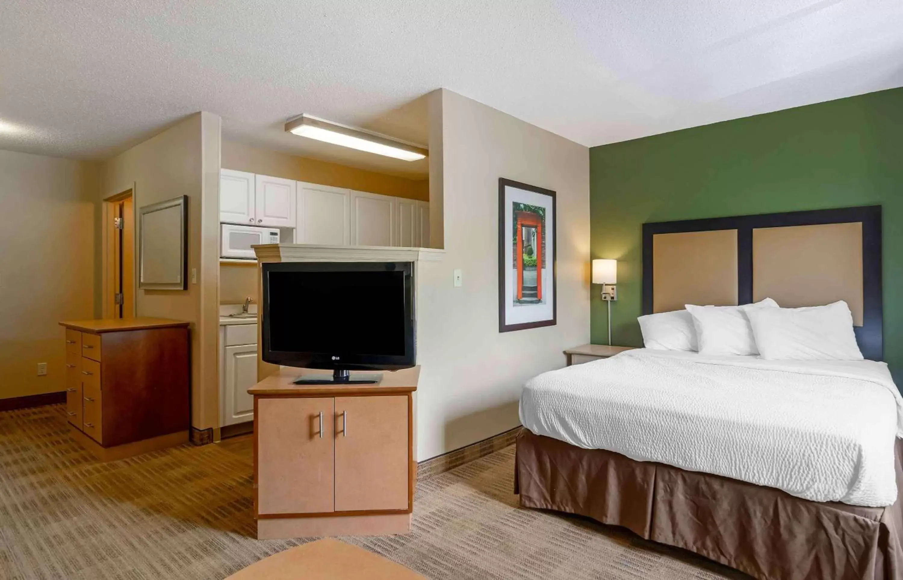 Bedroom, TV/Entertainment Center in Extended Stay America Suites - Tampa - Airport - Memorial Hwy