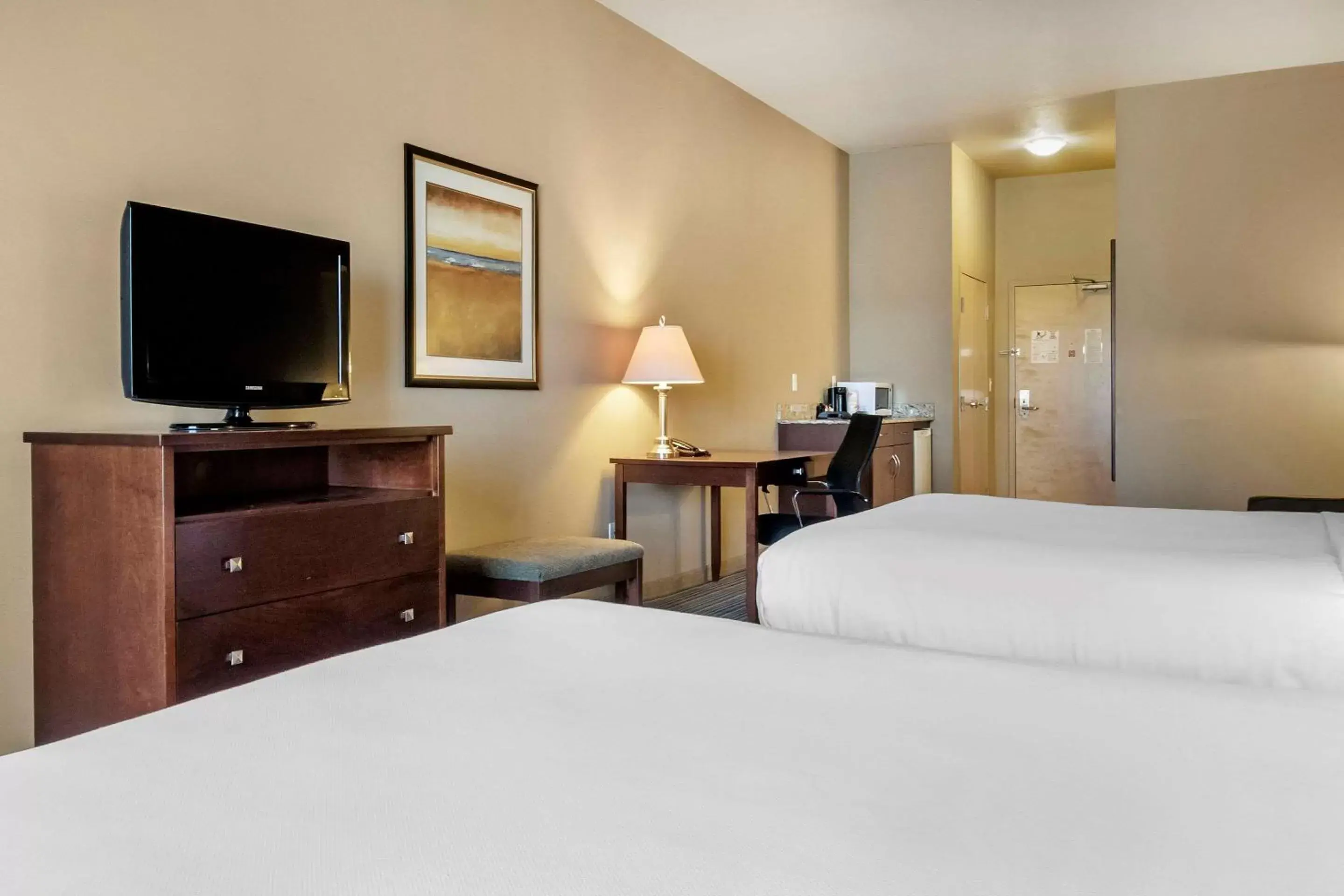 Photo of the whole room, Bed in Quality Inn & Suites