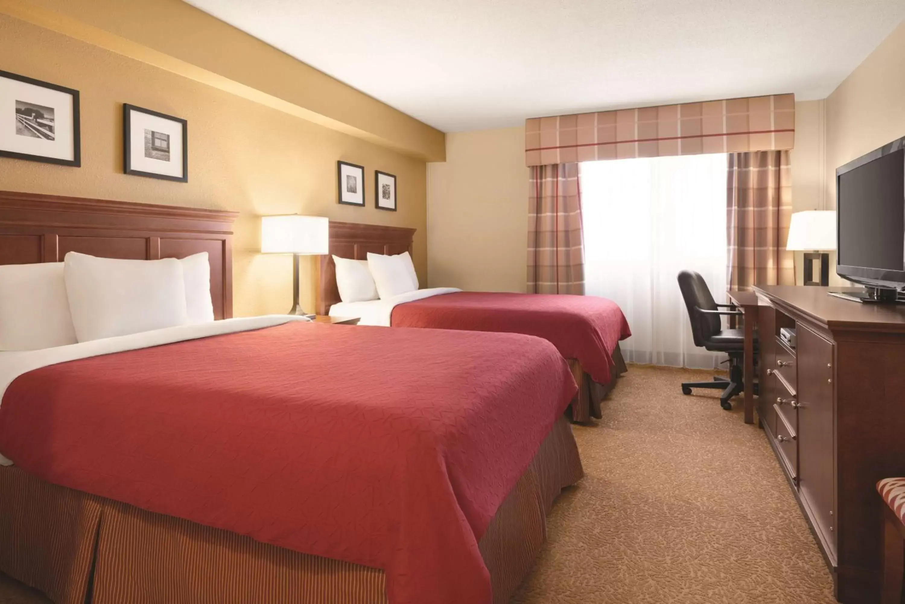 Photo of the whole room, Bed in Country Inn & Suites by Radisson, Saskatoon, SK
