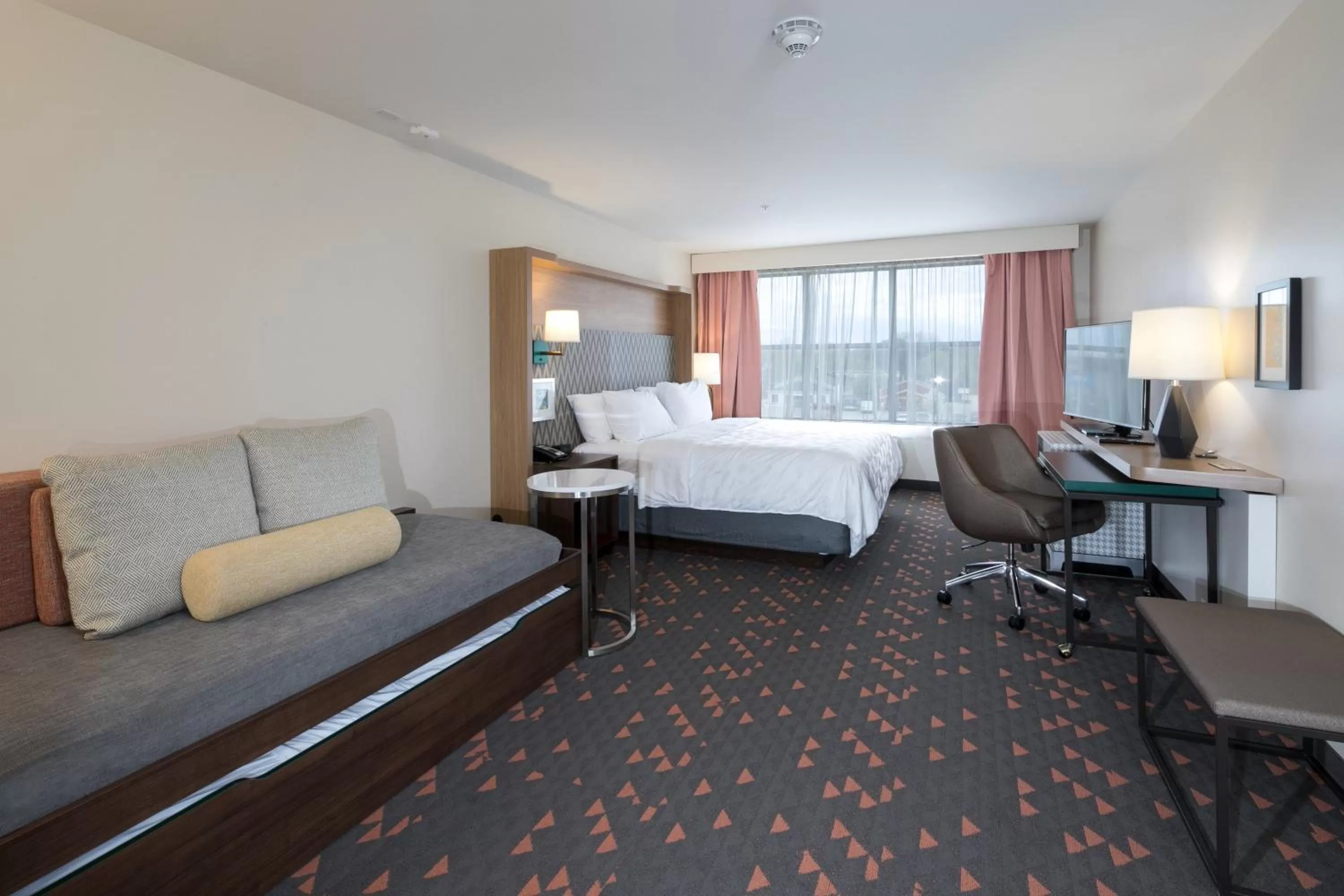 Photo of the whole room, Bed in Holiday Inn Hotel & Suites - Mount Pleasant by IHG