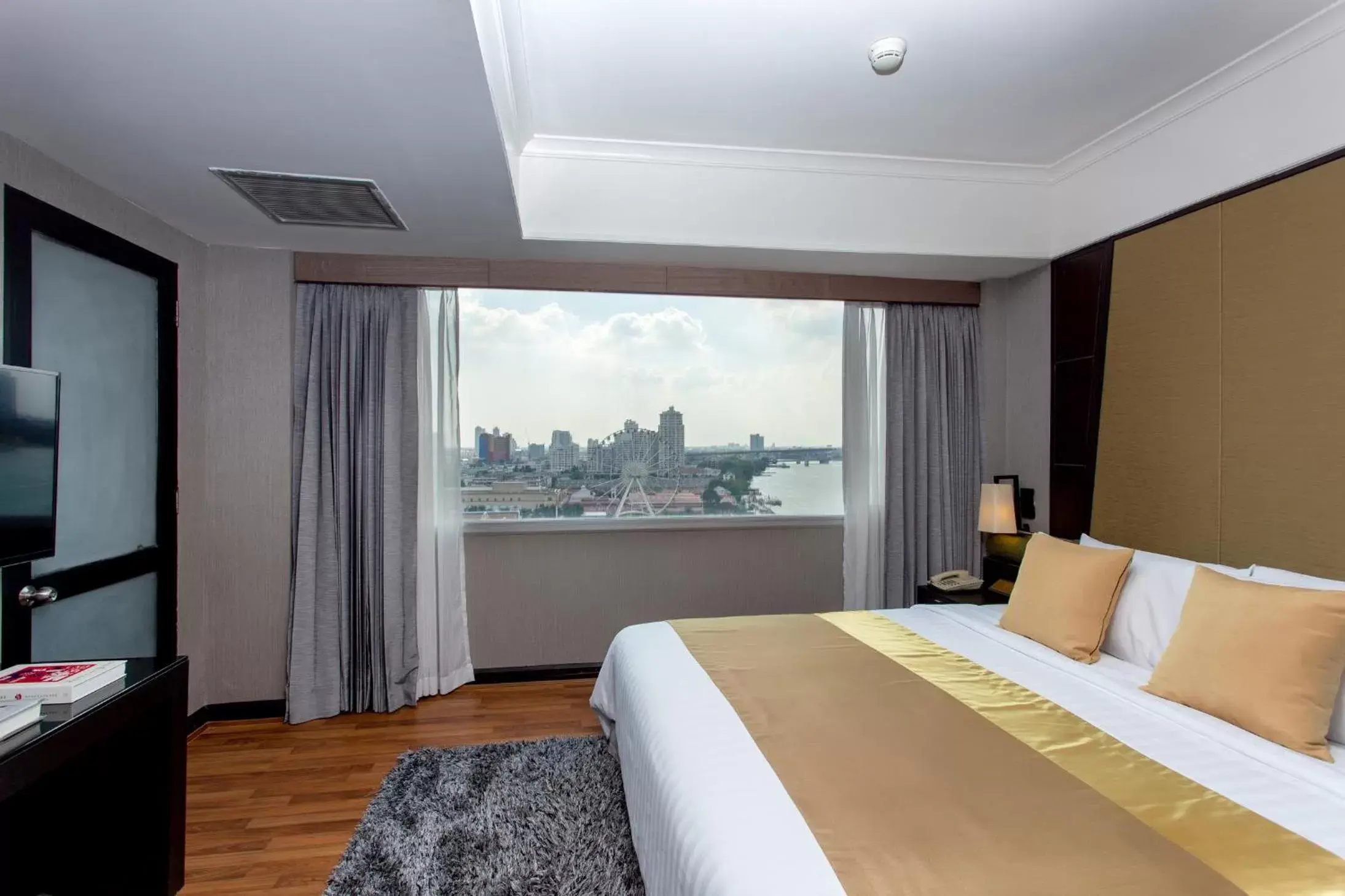 Bed in Ramada Plaza by Wyndham Bangkok Menam Riverside