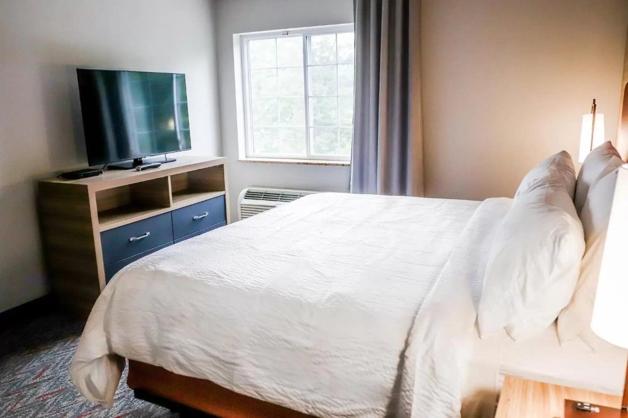 Bedroom, Bed in Candlewood Suites Richmond Airport, an IHG Hotel