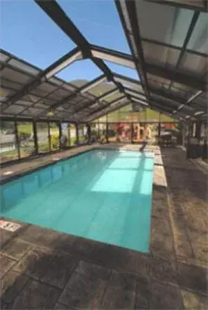 Swimming Pool in Jonathan Creek Inn and Villas
