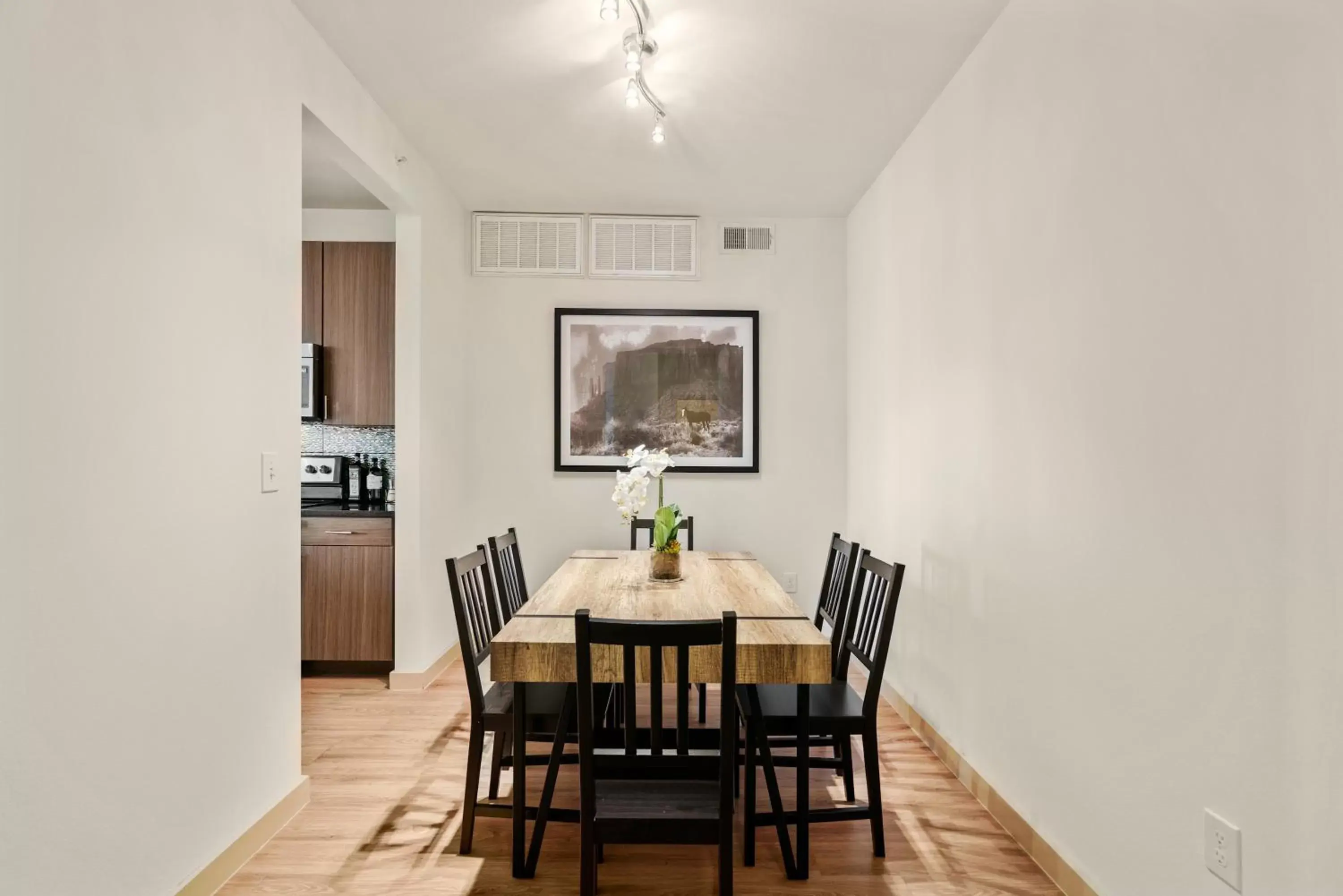 Dining Area in Kasa Love Field-Medical District Dallas