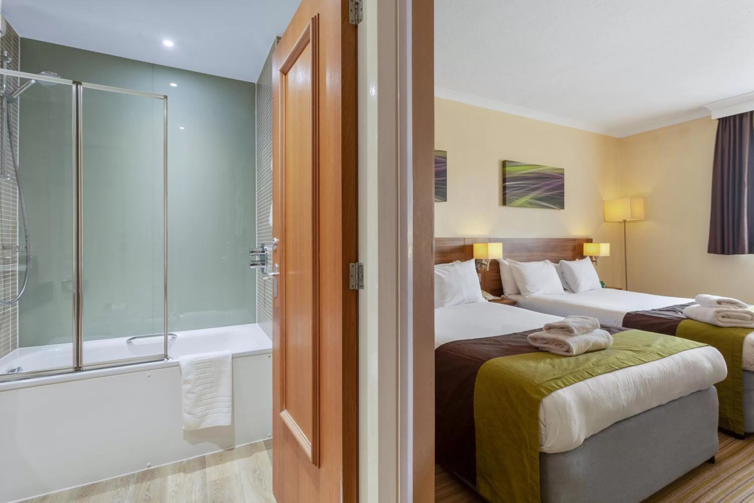 Shower, Bed in Holiday Inn Leamington Spa - Warwick by IHG