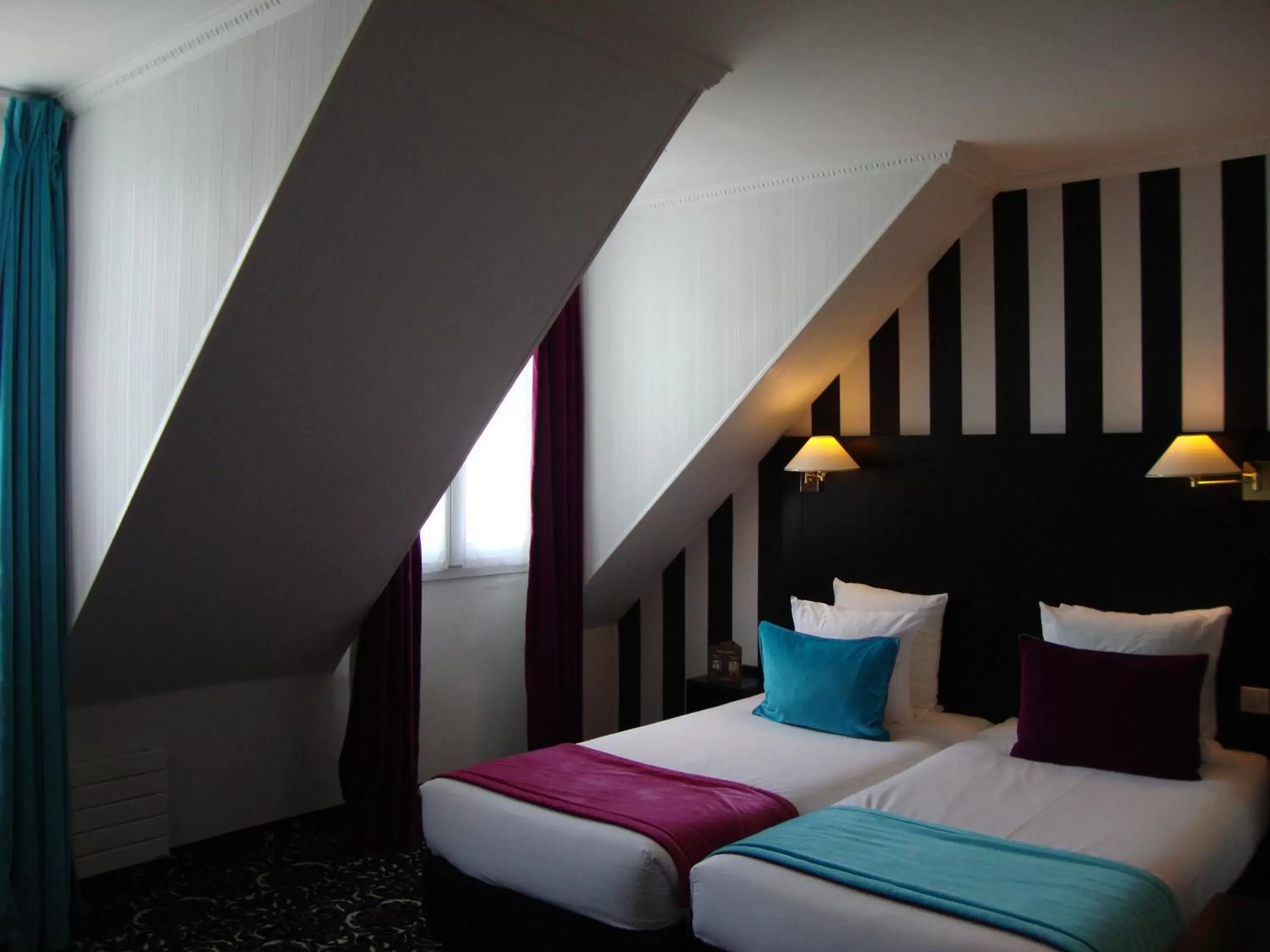 Bed in Hotel Peyris Opera