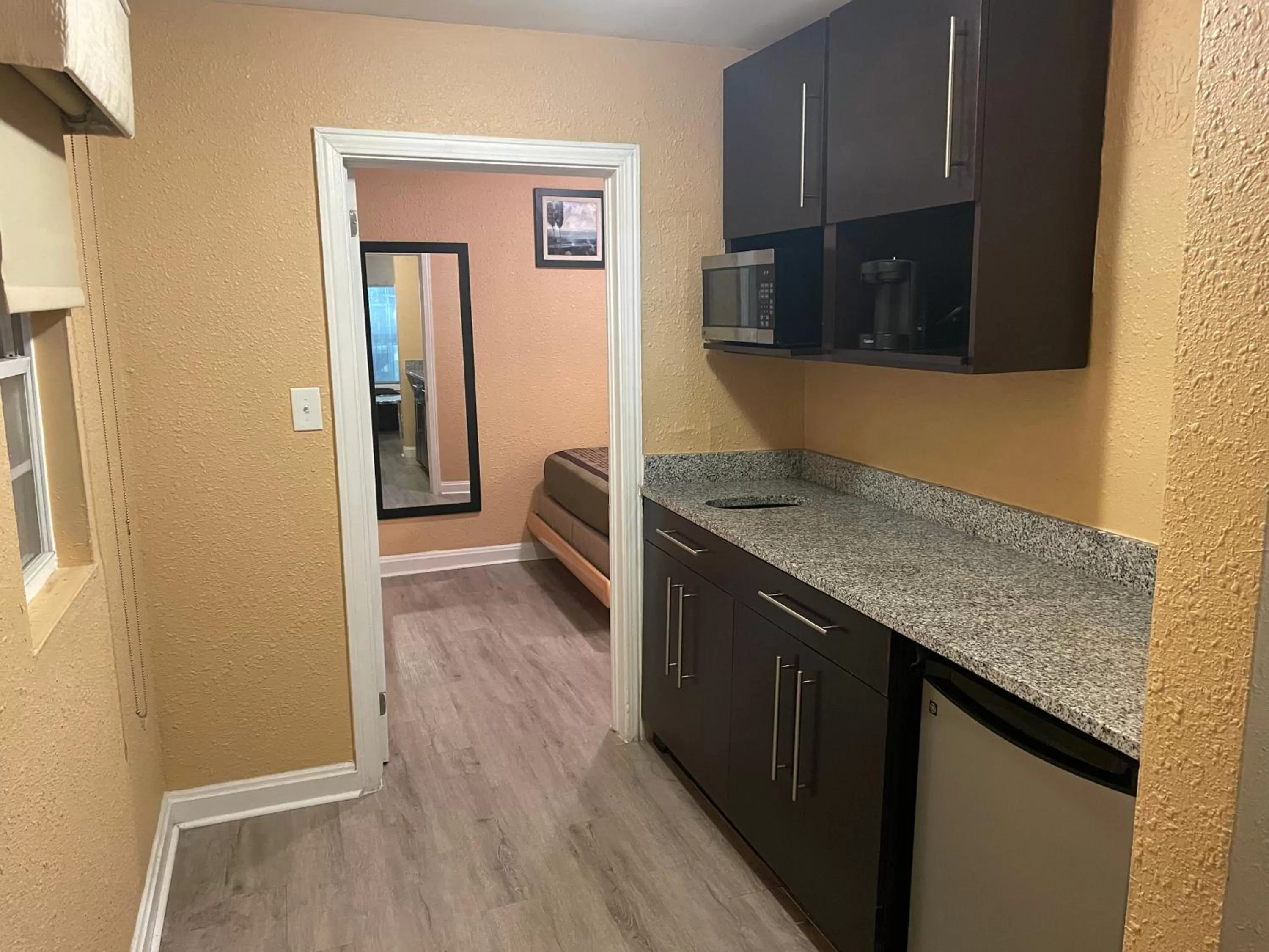 Kitchen or kitchenette in Sunburst Hotel