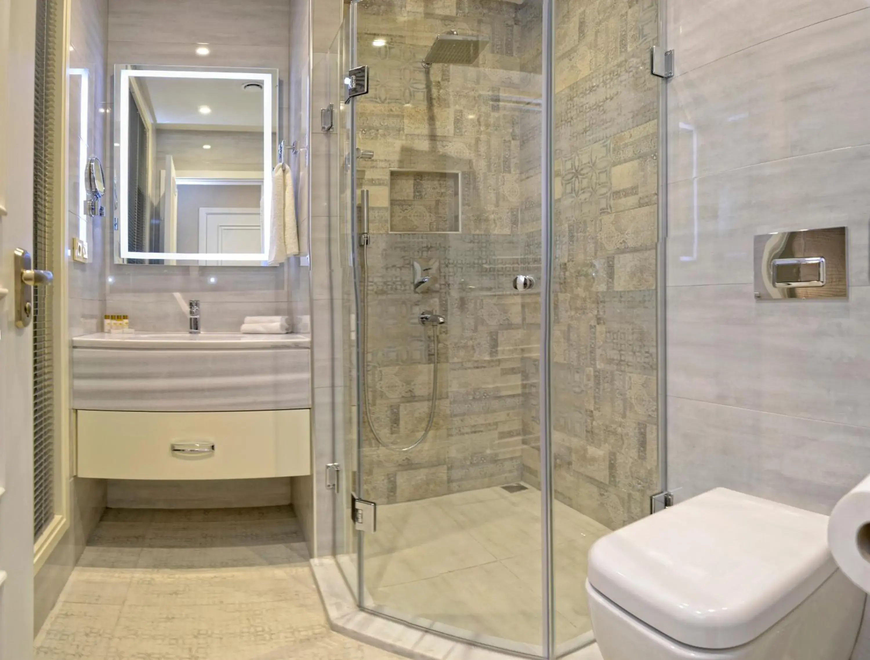 Shower, Bathroom in City Avenue Hotel