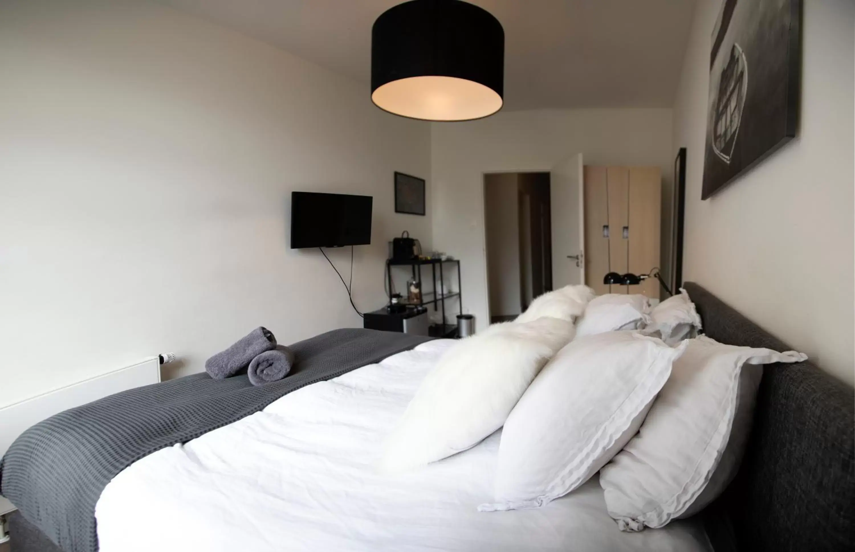 Photo of the whole room, Bed in Modern Hideout Ace Location