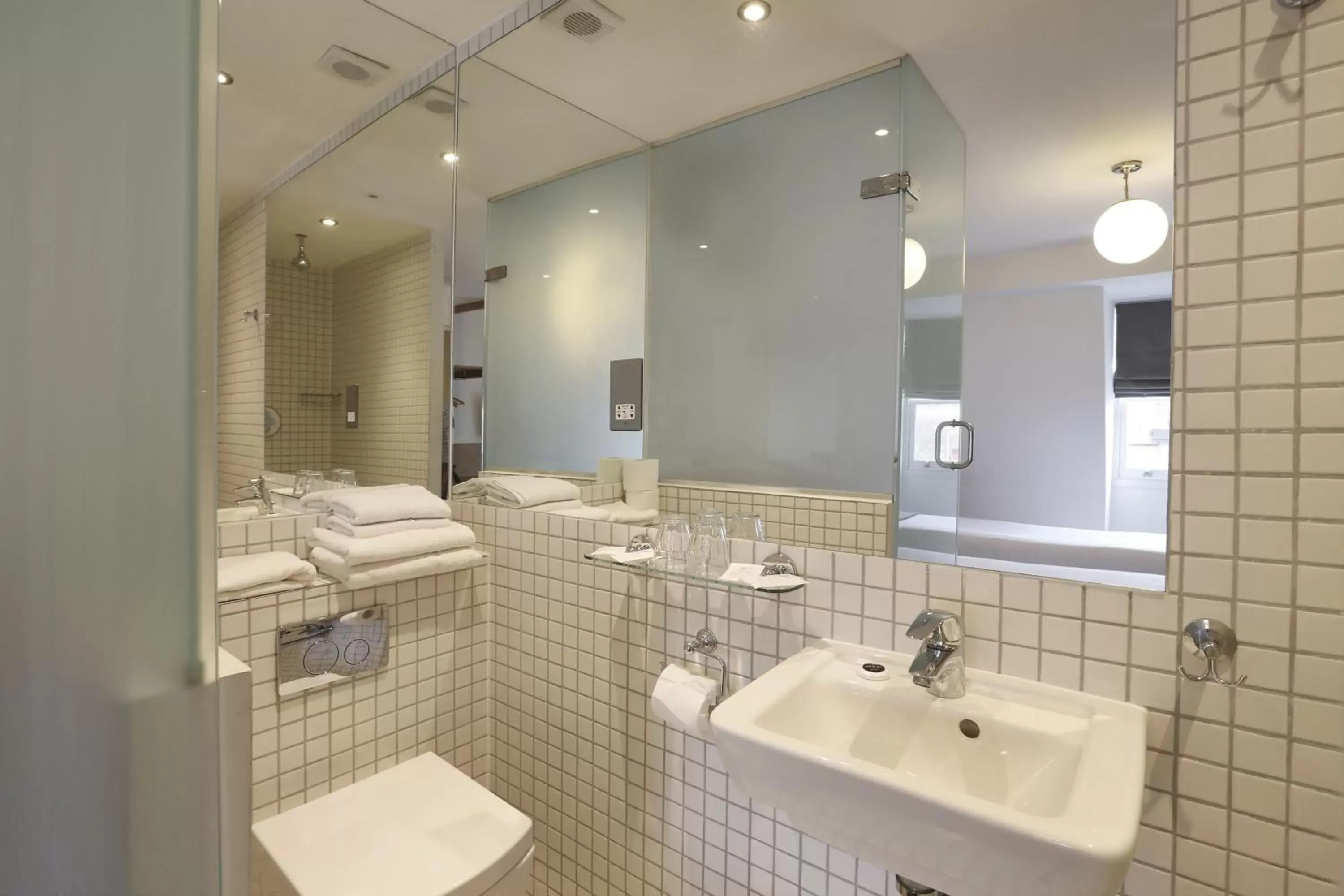 Bathroom in Prince William Hotel