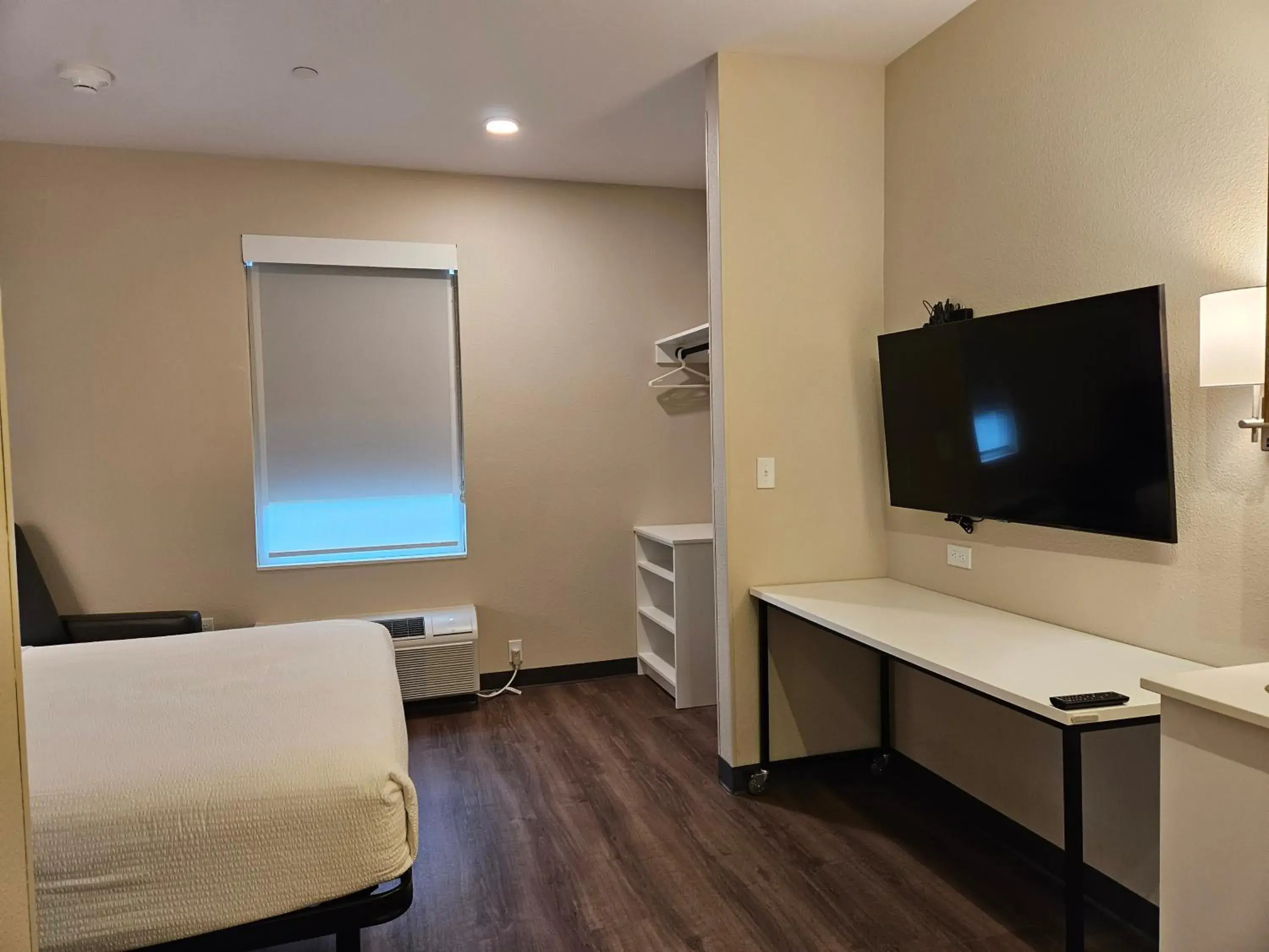 TV and multimedia, TV/Entertainment Center in Extended Stay America Premier Suites - Boise - Meridian