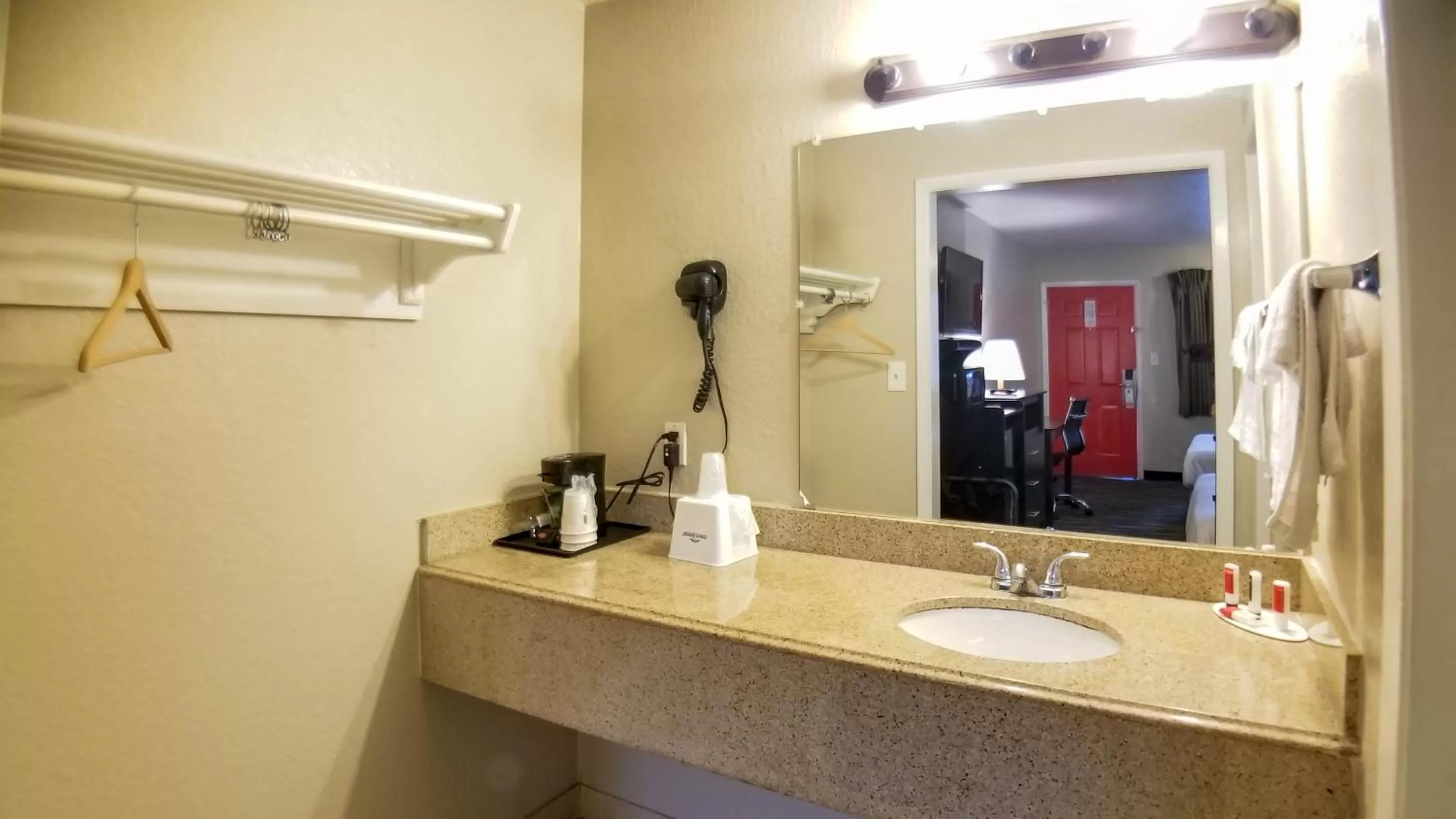 Howard Johnson by Wyndham Houston Hobby Airport