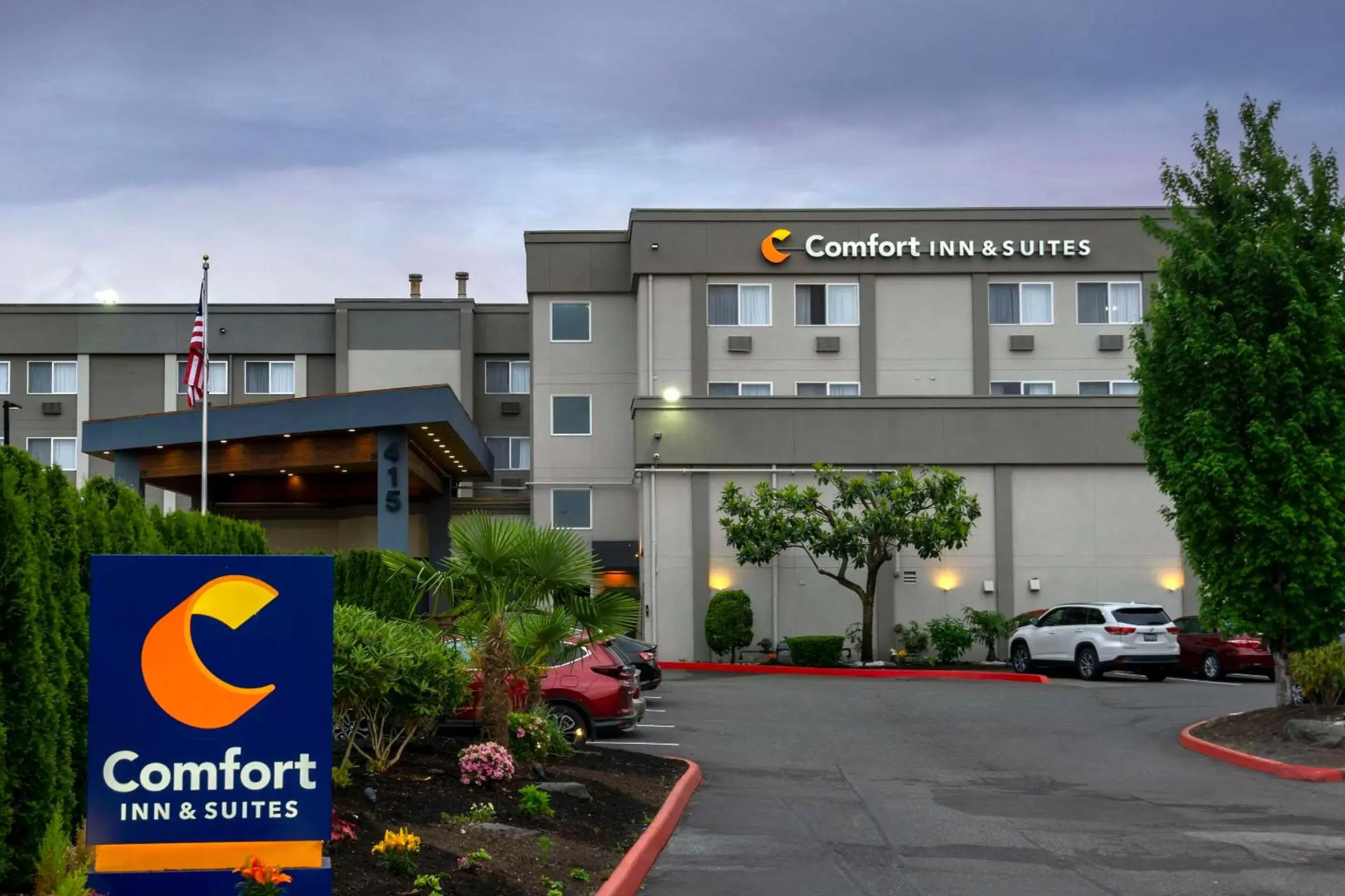 Property Building in Comfort Inn & Suites Pacific – Auburn