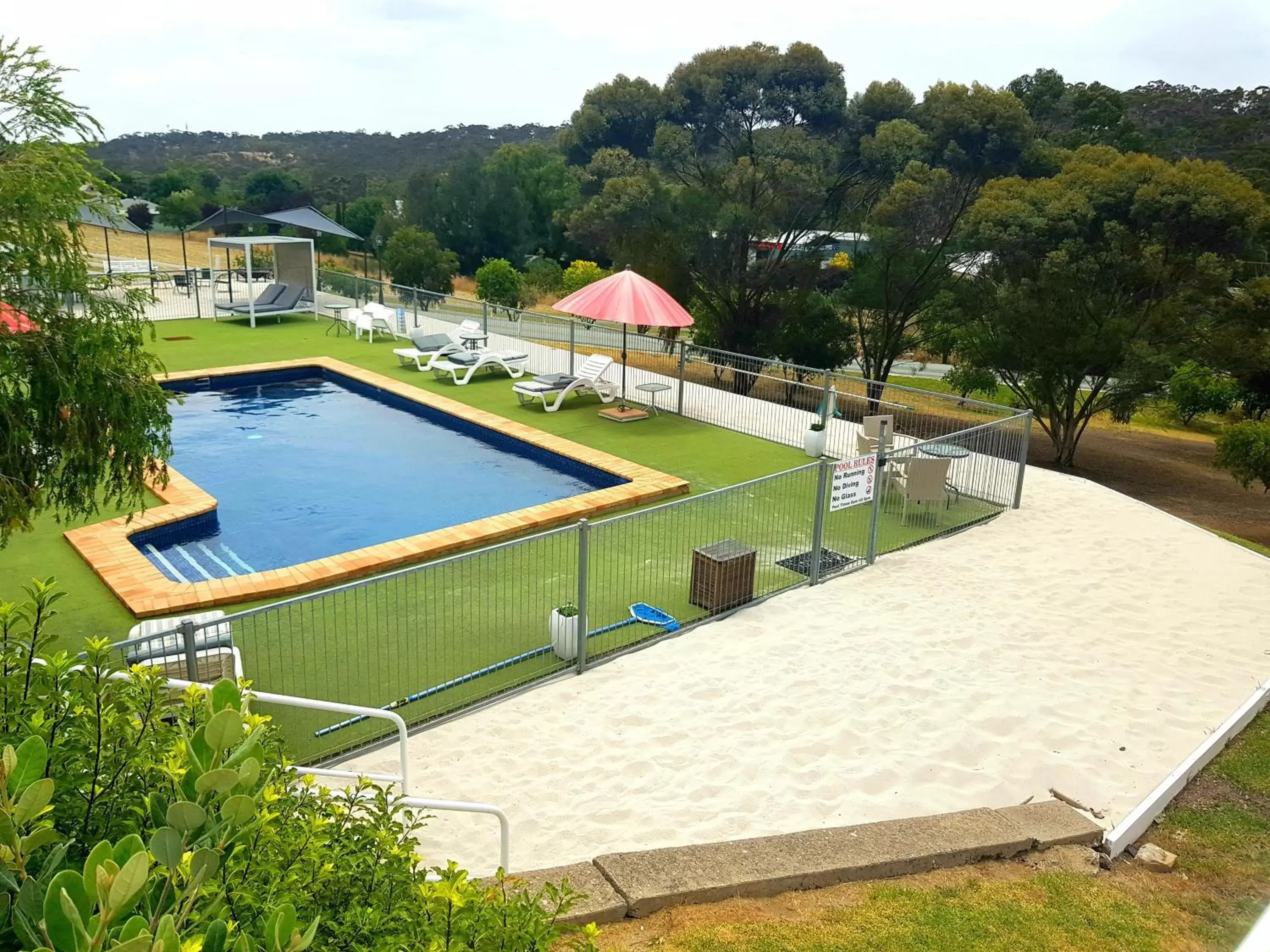 Beach, Pool View in Clare Valley Motel
