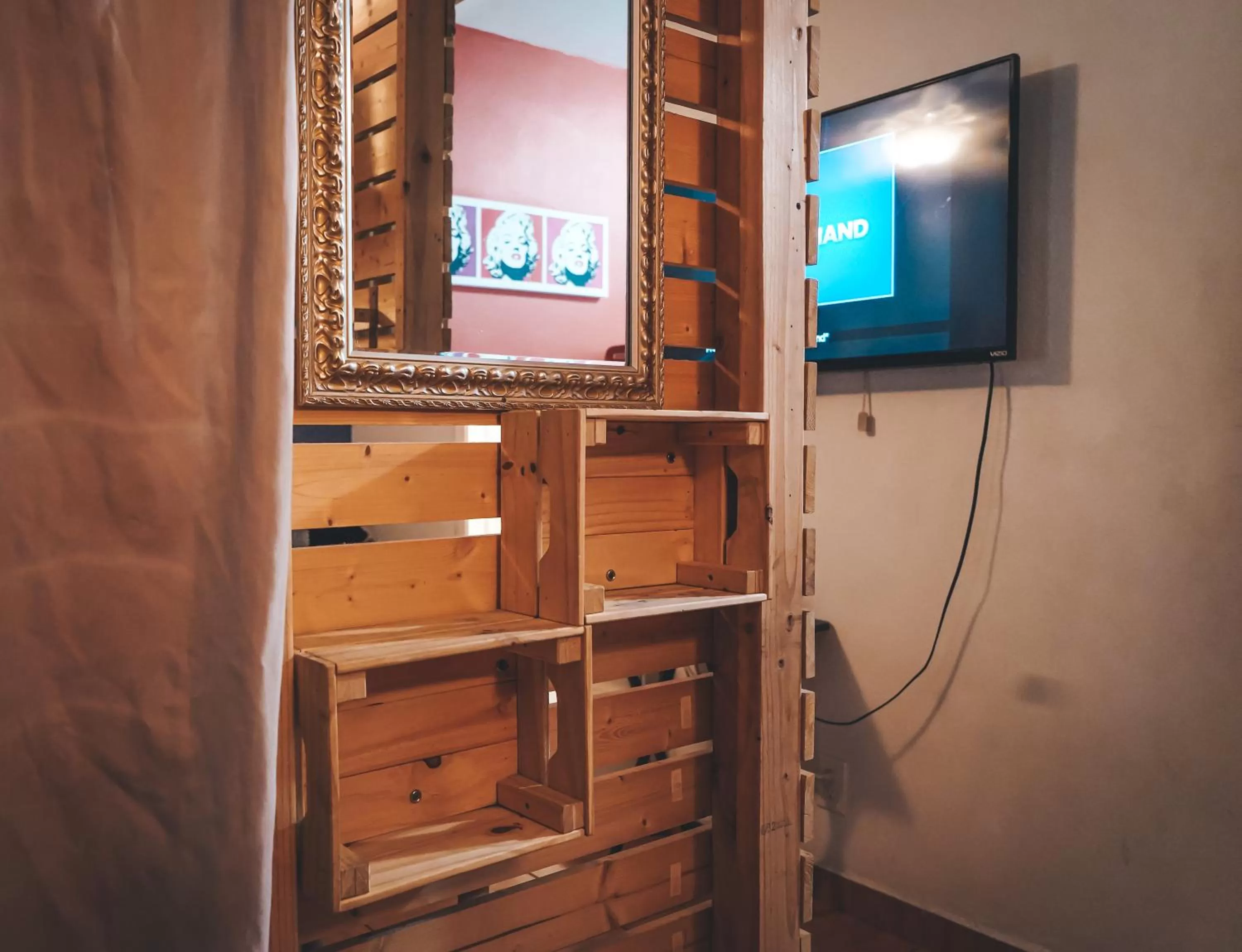 Bedroom in Hollywood Light Haven Lodge