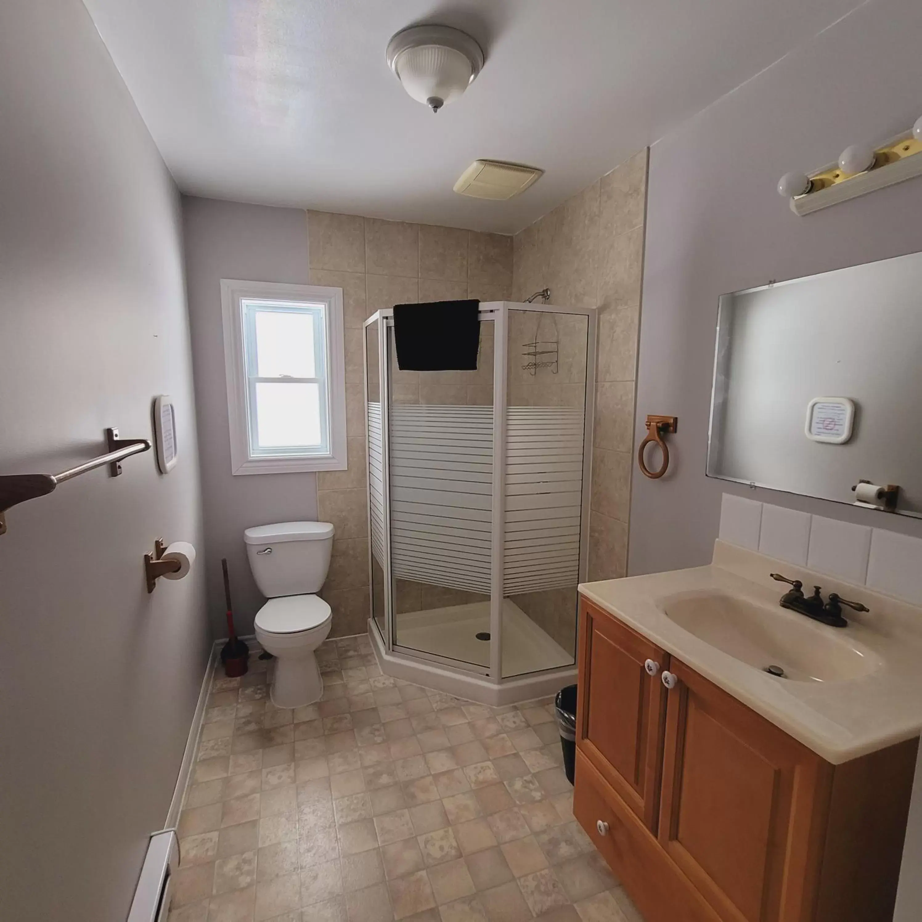 Bathroom in Parkway Cottage Resort and Trading Post