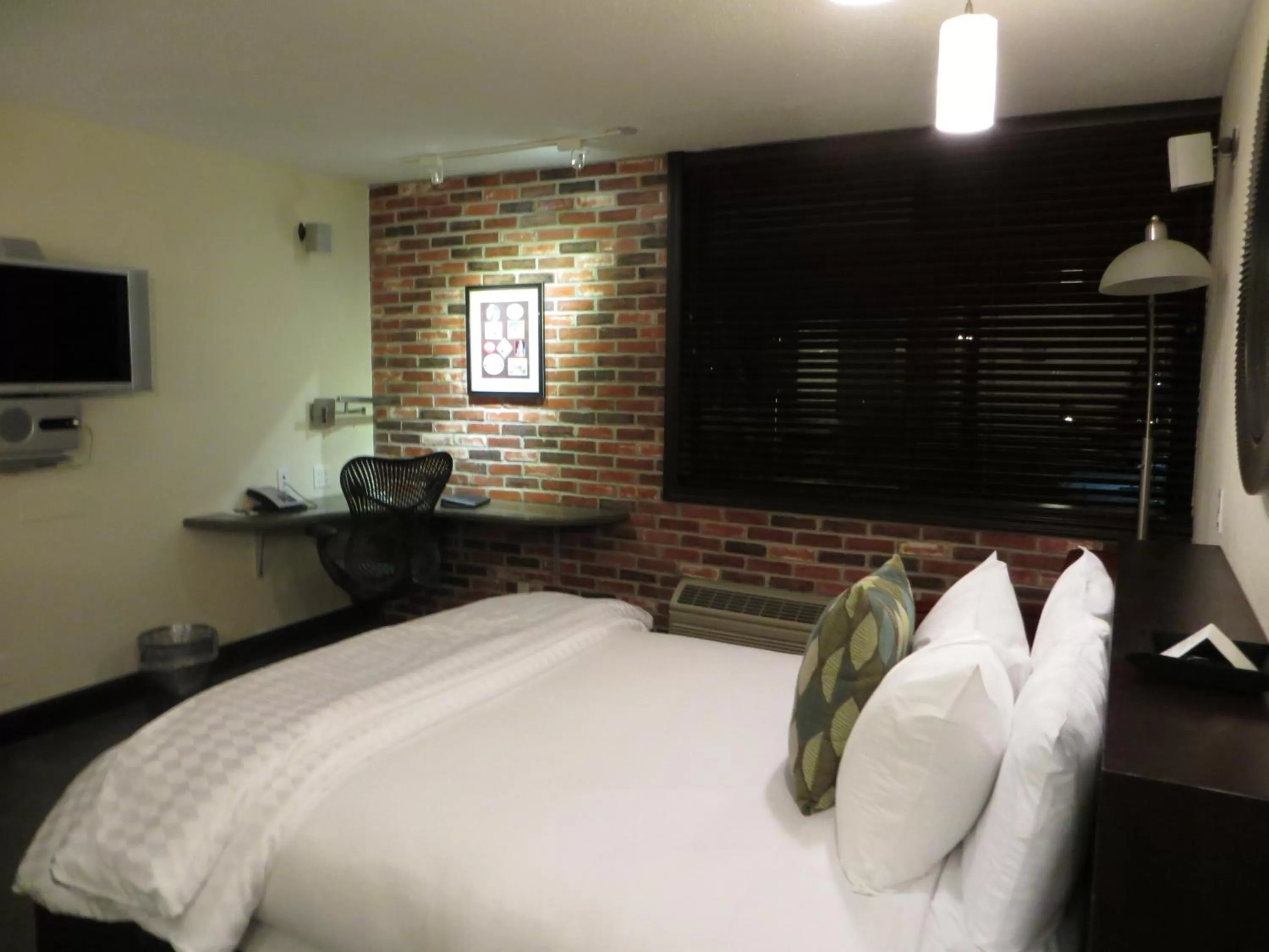 Bed in Mark Twain Hotel