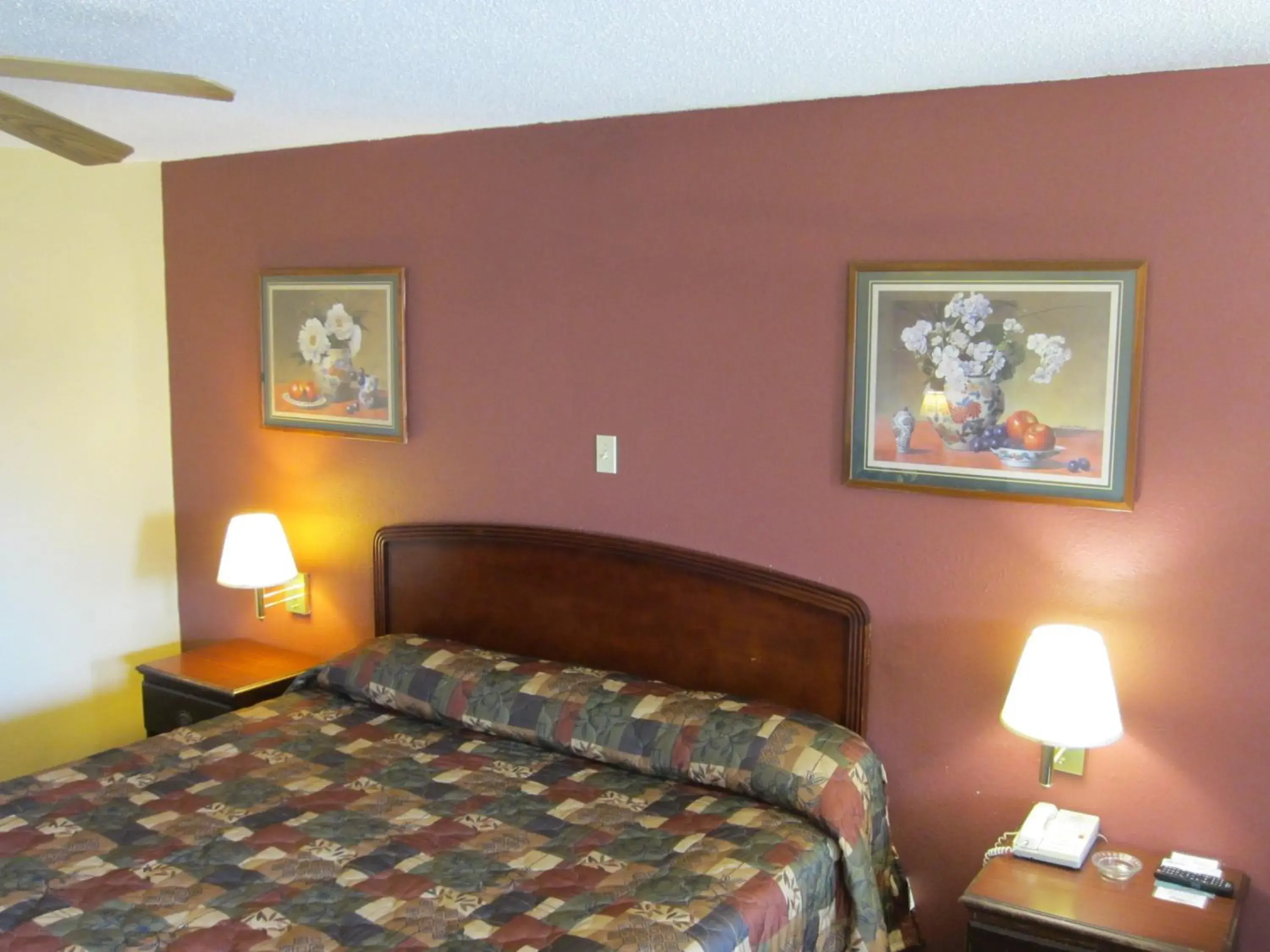 Bedroom, Bed in First Western Inn - Fairmont City