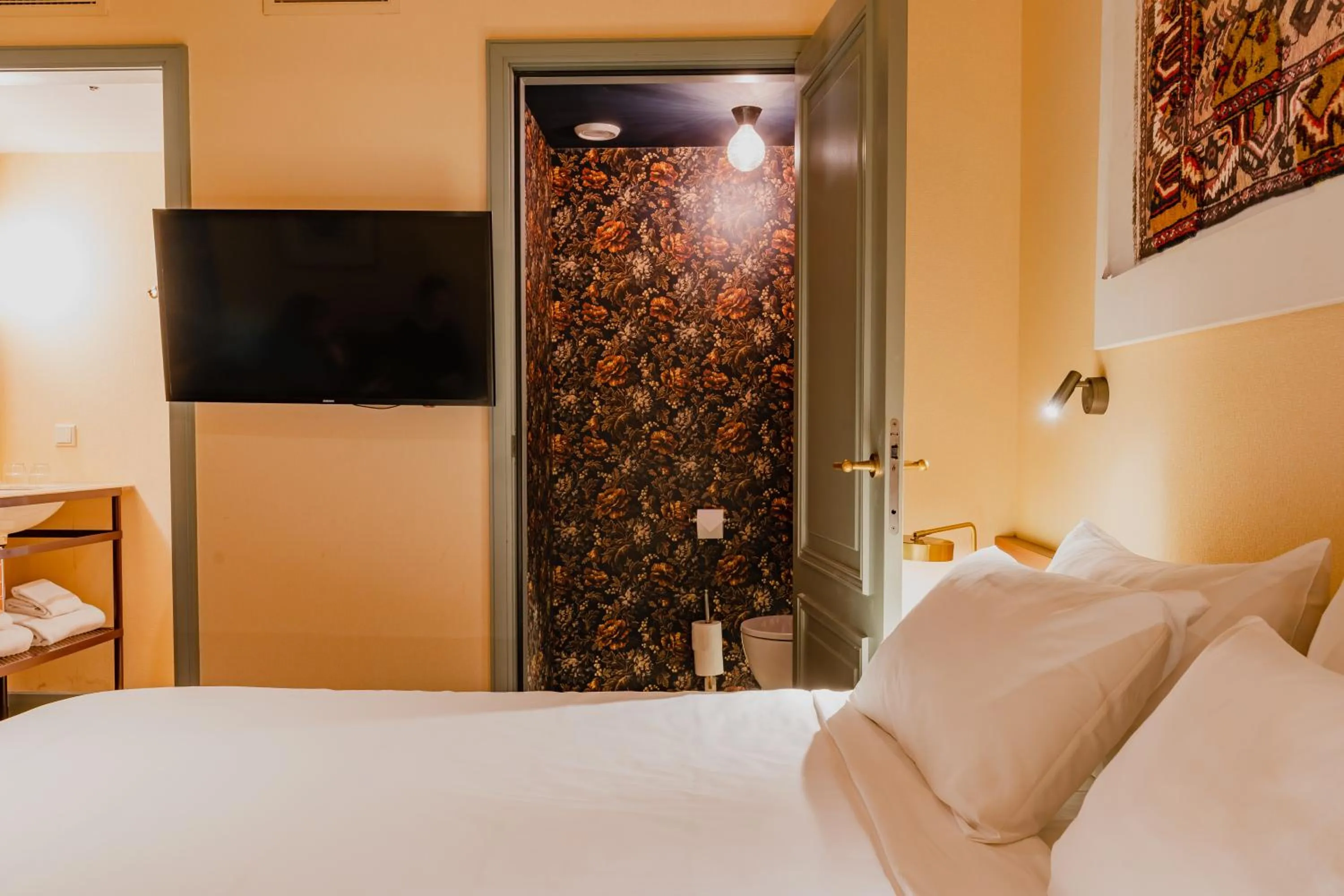 Toilet, Bed in Hotel Mercier