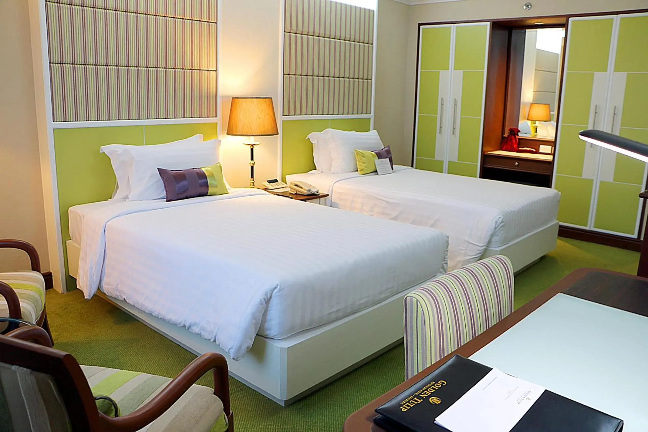 Bed in Golden Tulip Sovereign Hotel Bangkok