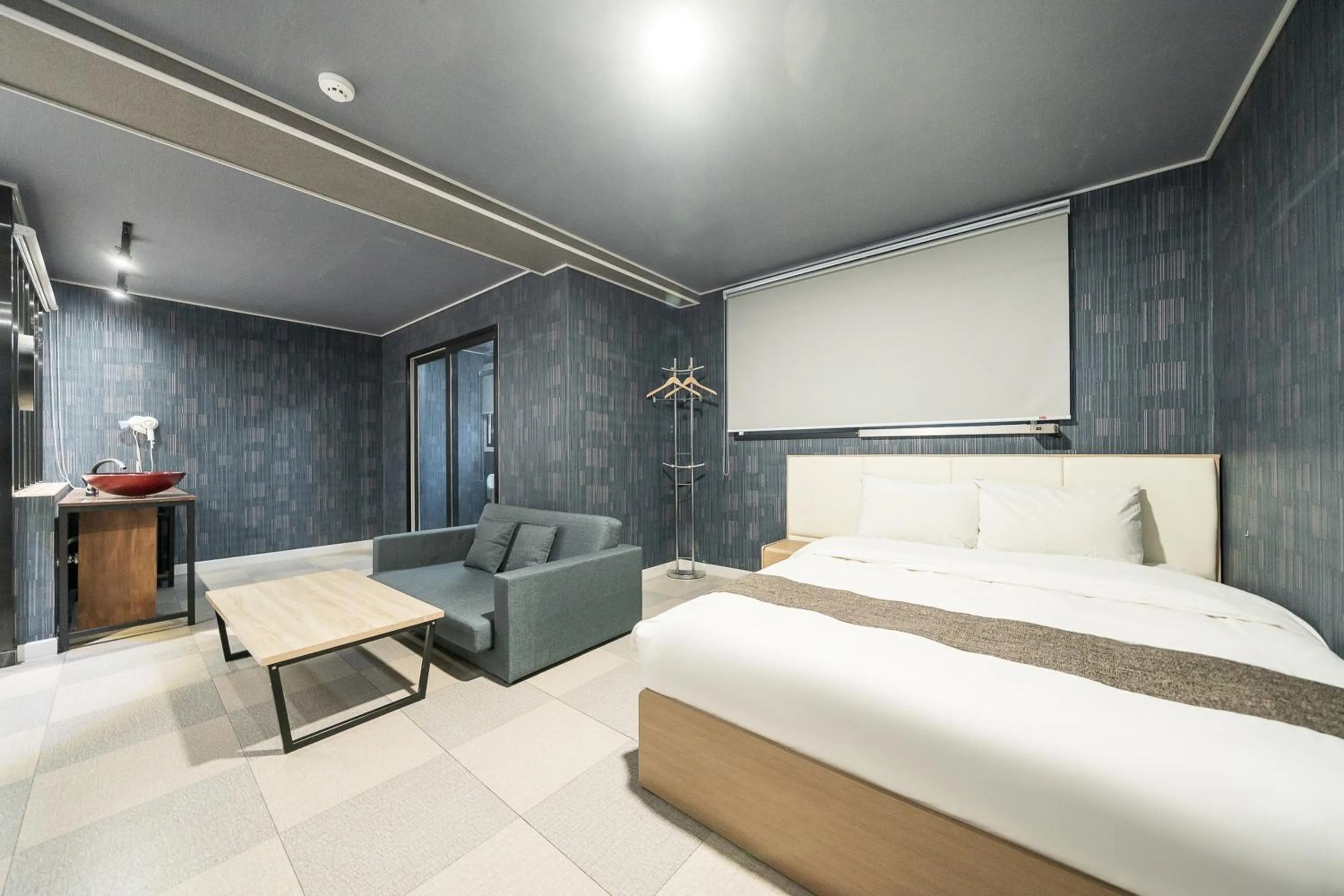 Photo of the whole room, Bed in Malu Hotel Suwon